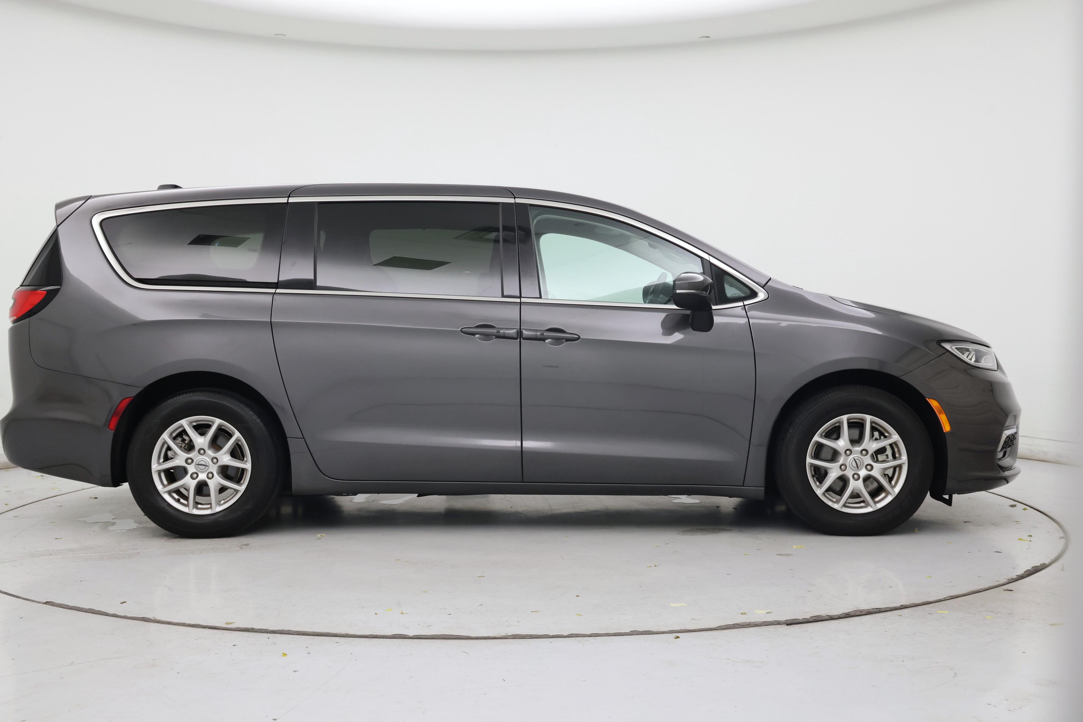 Thumbnail: 2023 Chrysler Pacifica - 7