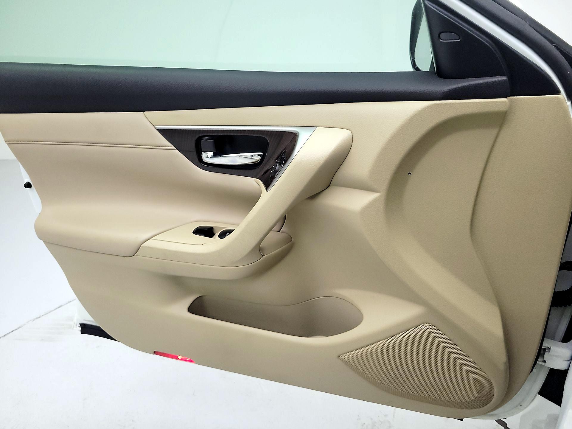 Thumbnail: 2015 Nissan Altima - 10