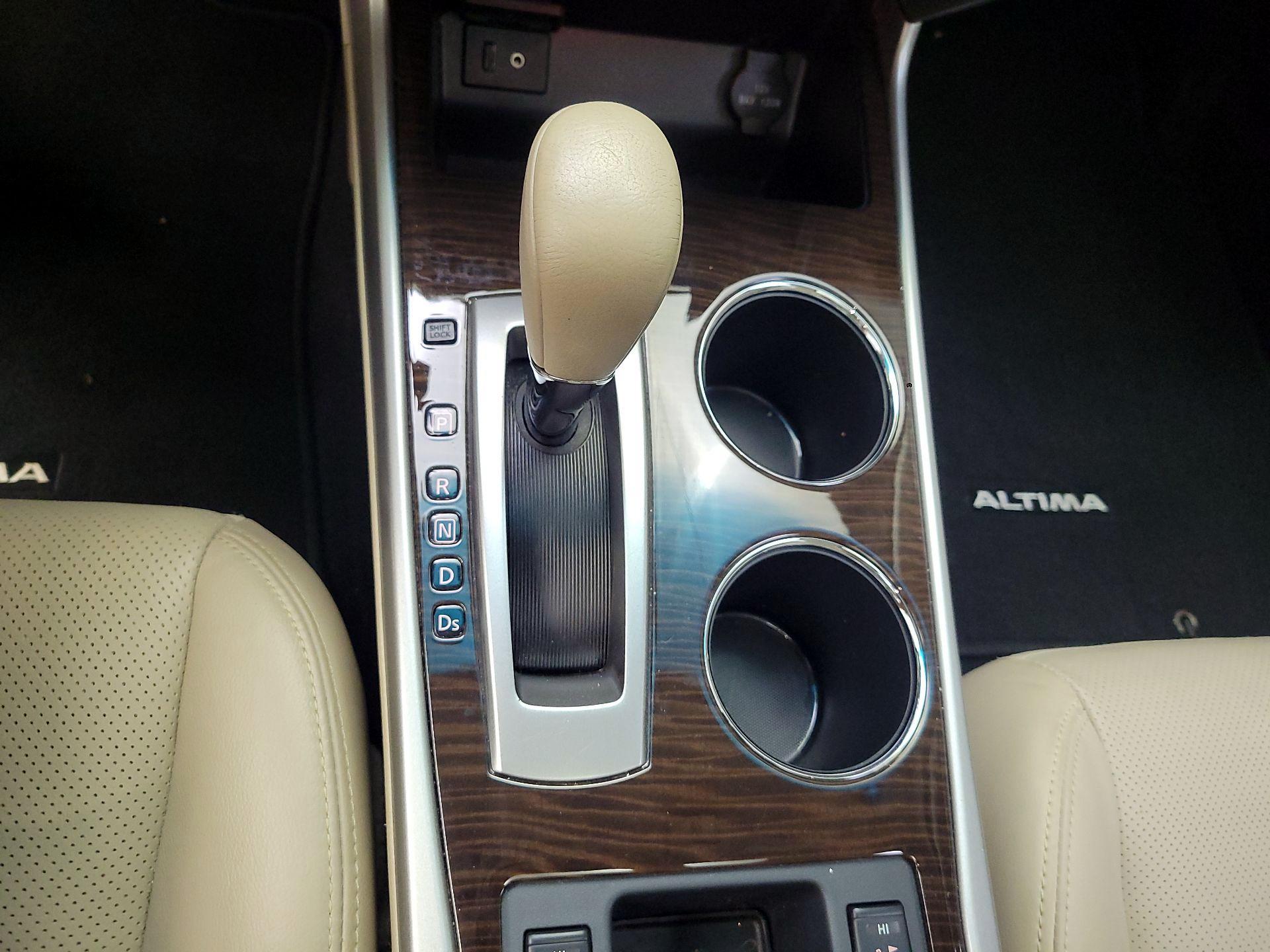Thumbnail: 2015 Nissan Altima - 16