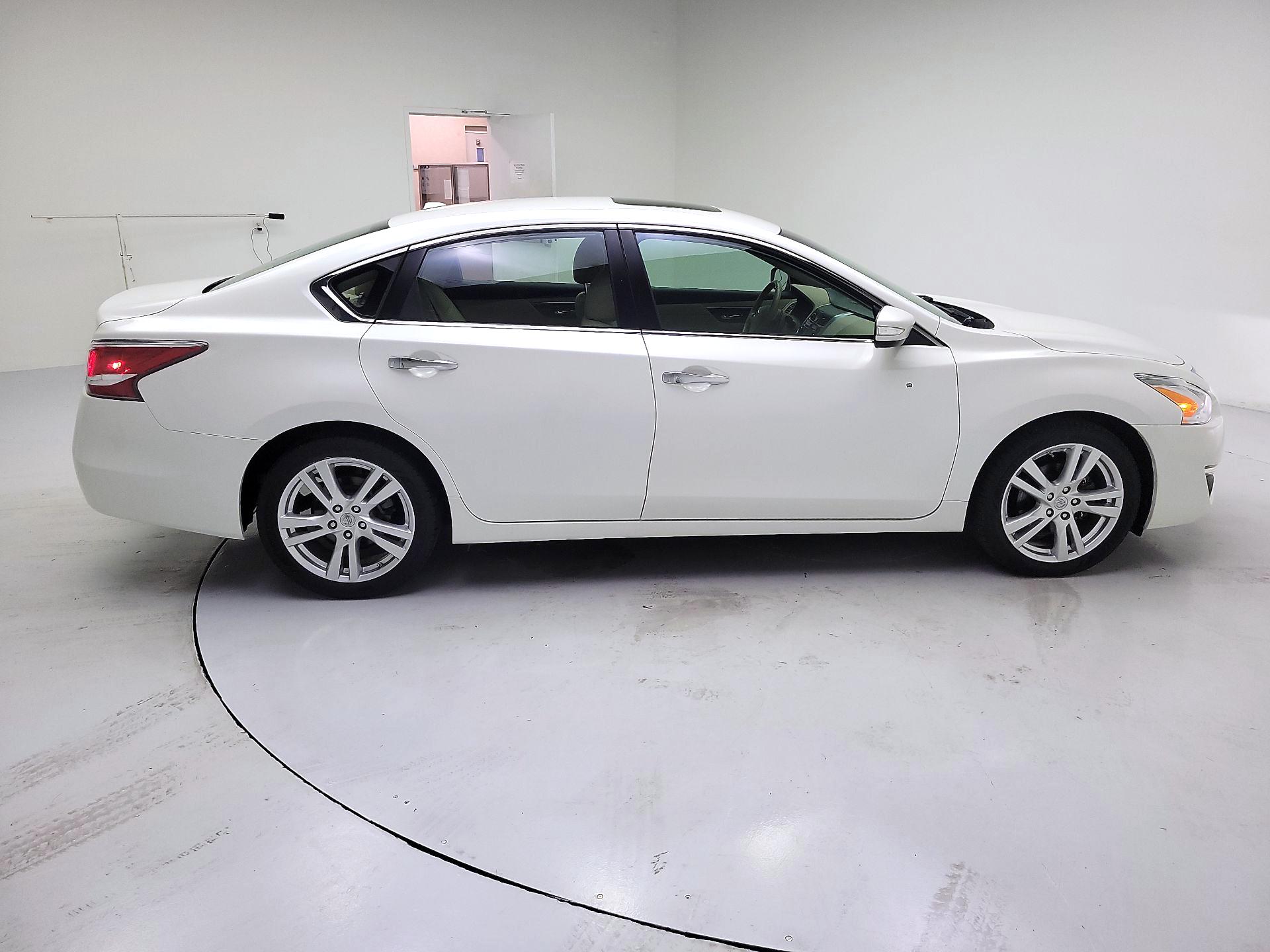 Thumbnail: 2015 Nissan Altima - 4