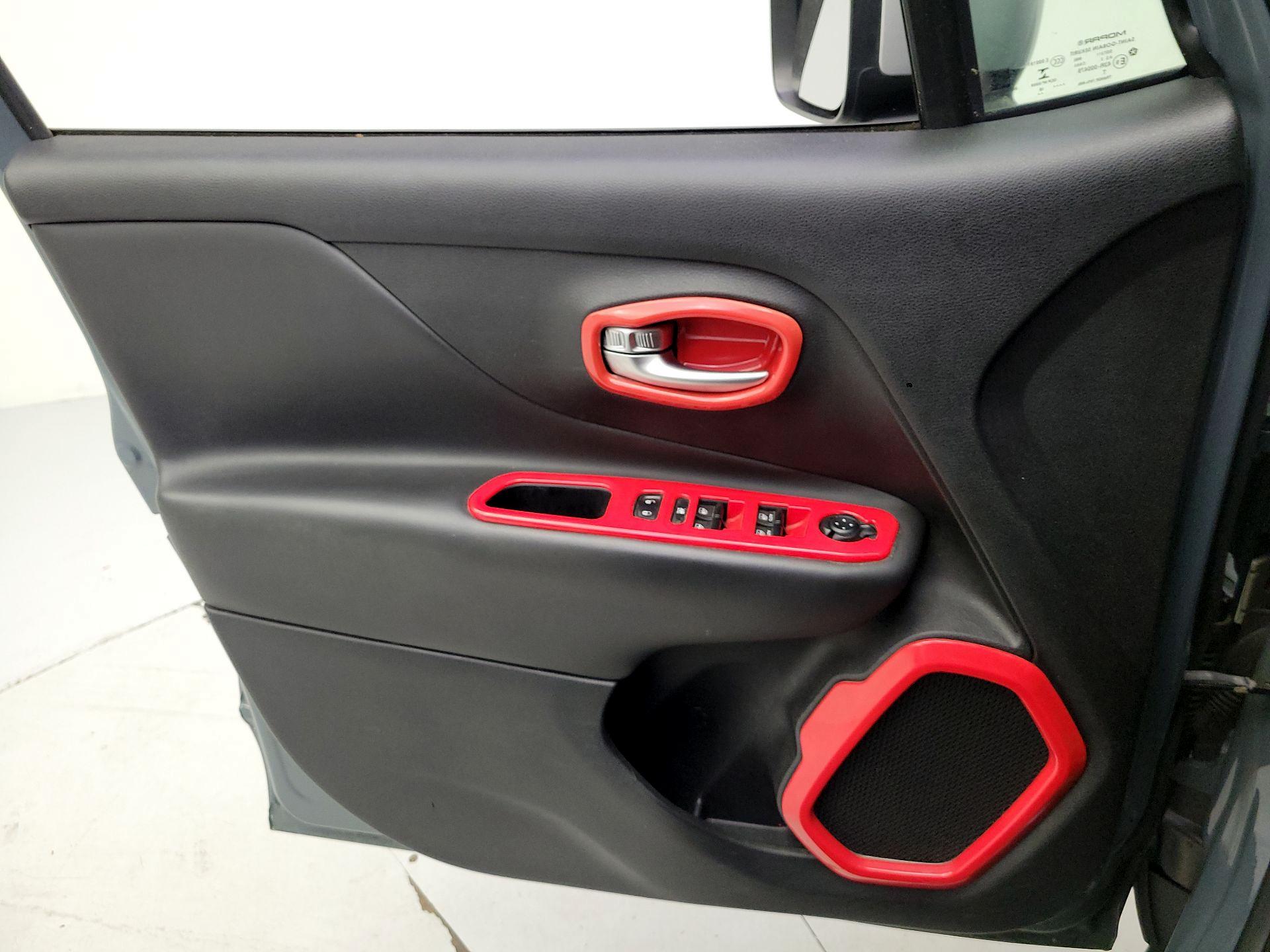 Thumbnail: 2018 Jeep Renegade - 12