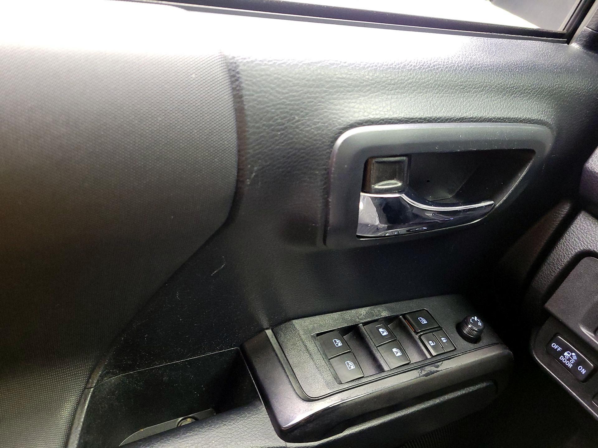Thumbnail: 2019 Toyota Tacoma - 10