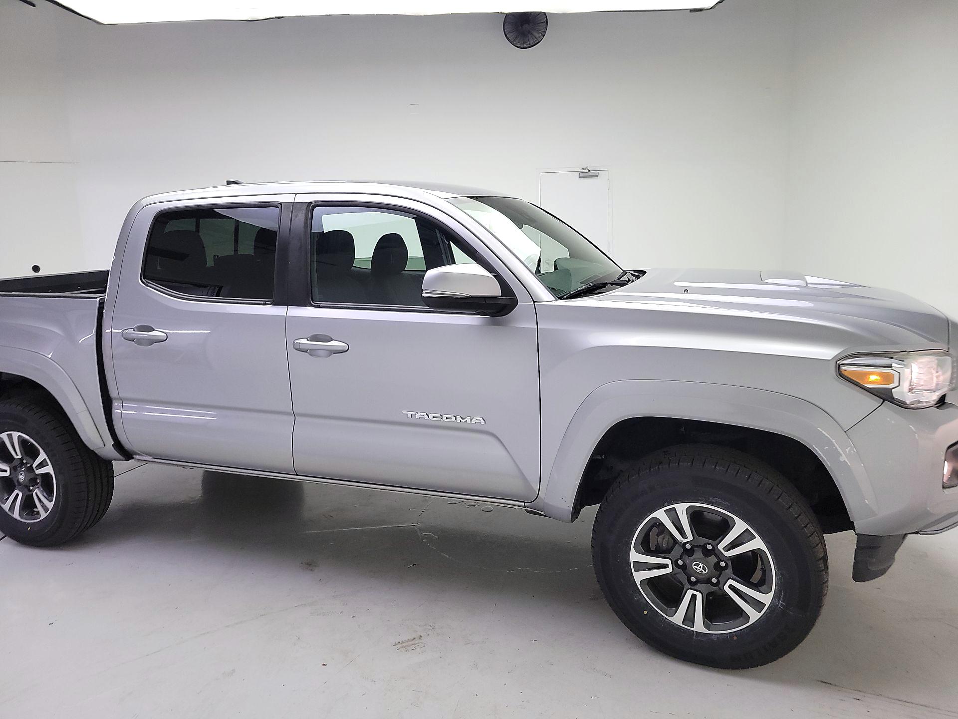 Thumbnail: 2019 Toyota Tacoma - 4