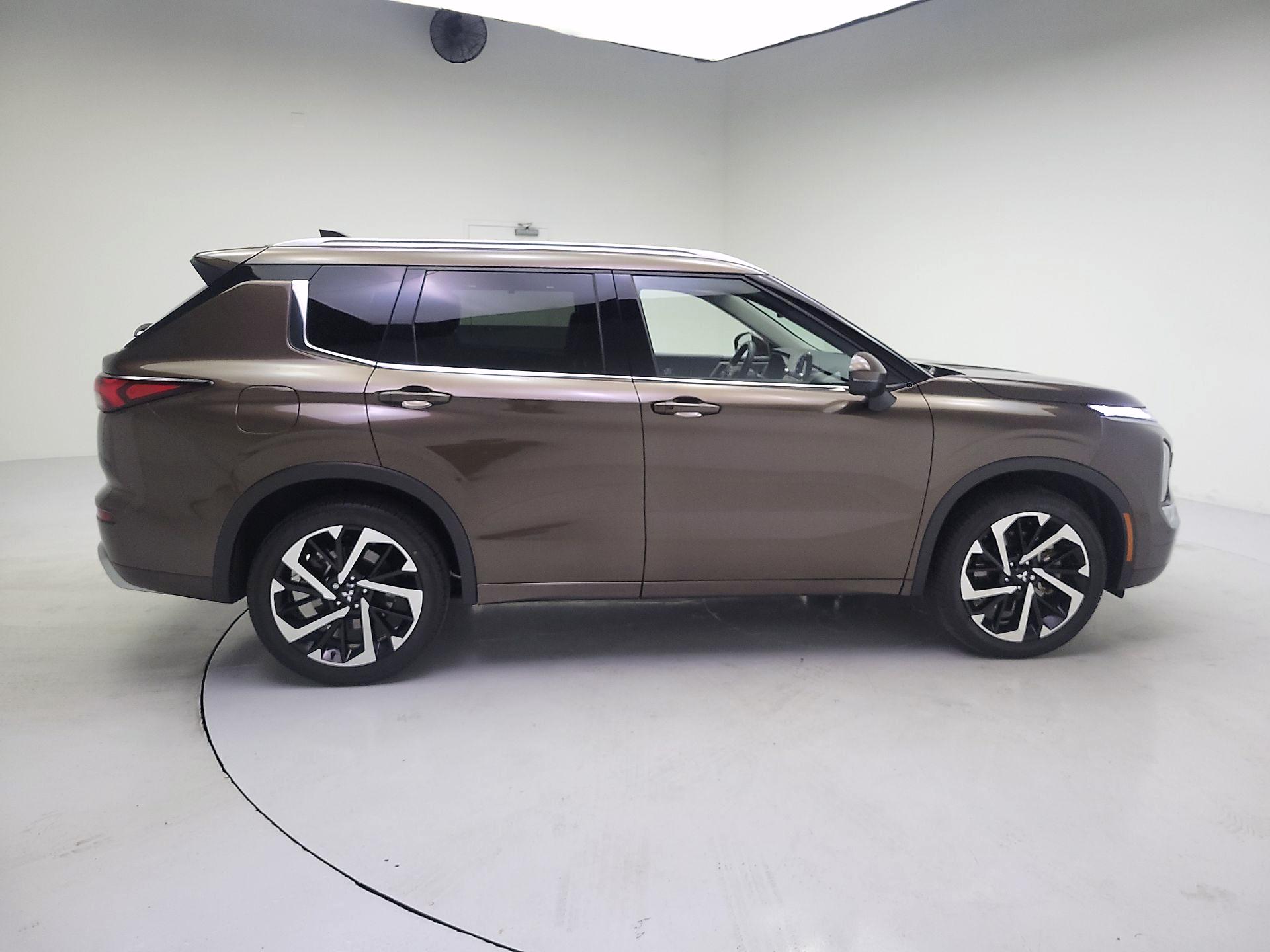 Thumbnail: 2024 Mitsubishi Outlander - 4