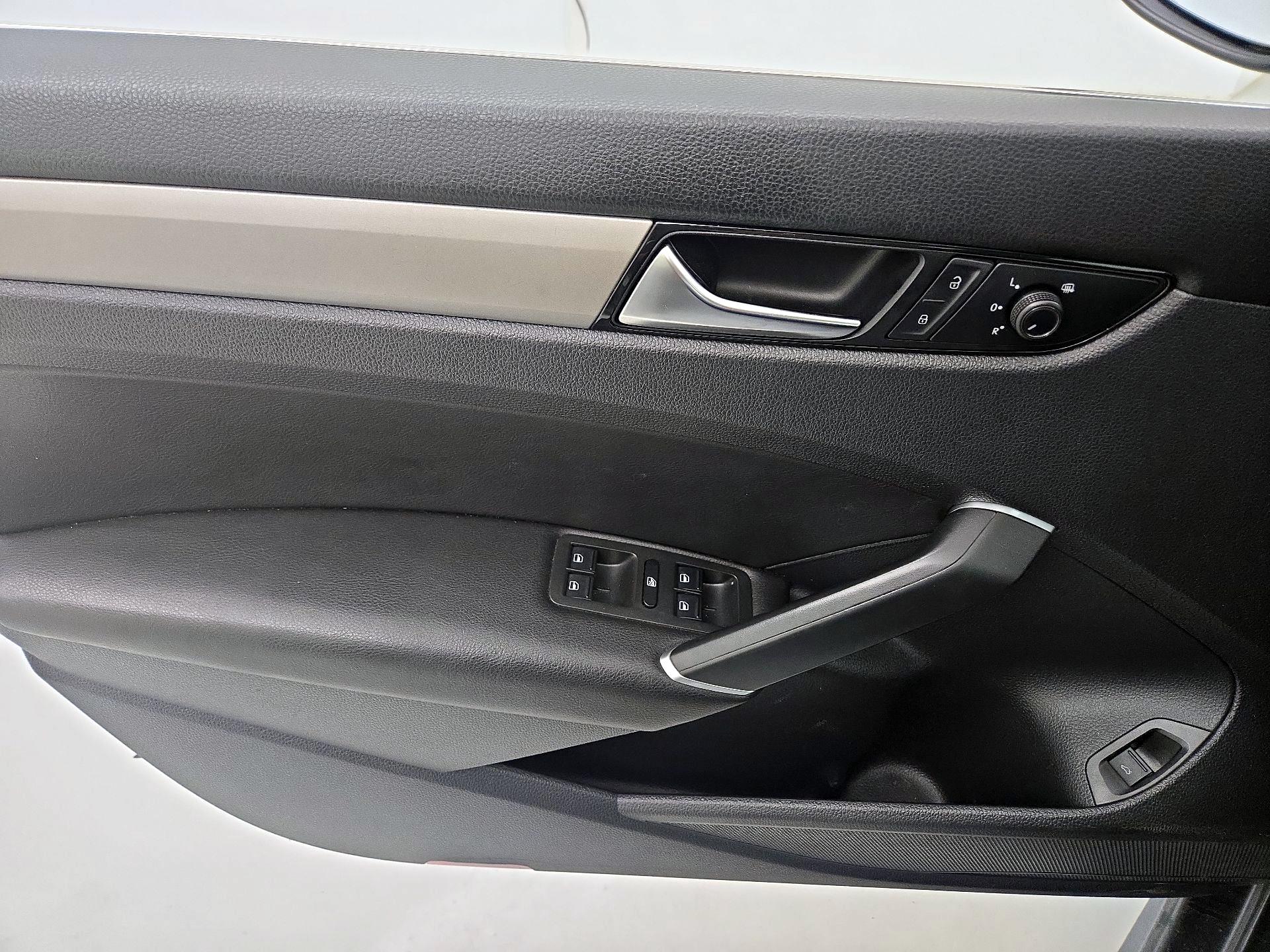 Thumbnail: 2021 Volkswagen Passat - 12