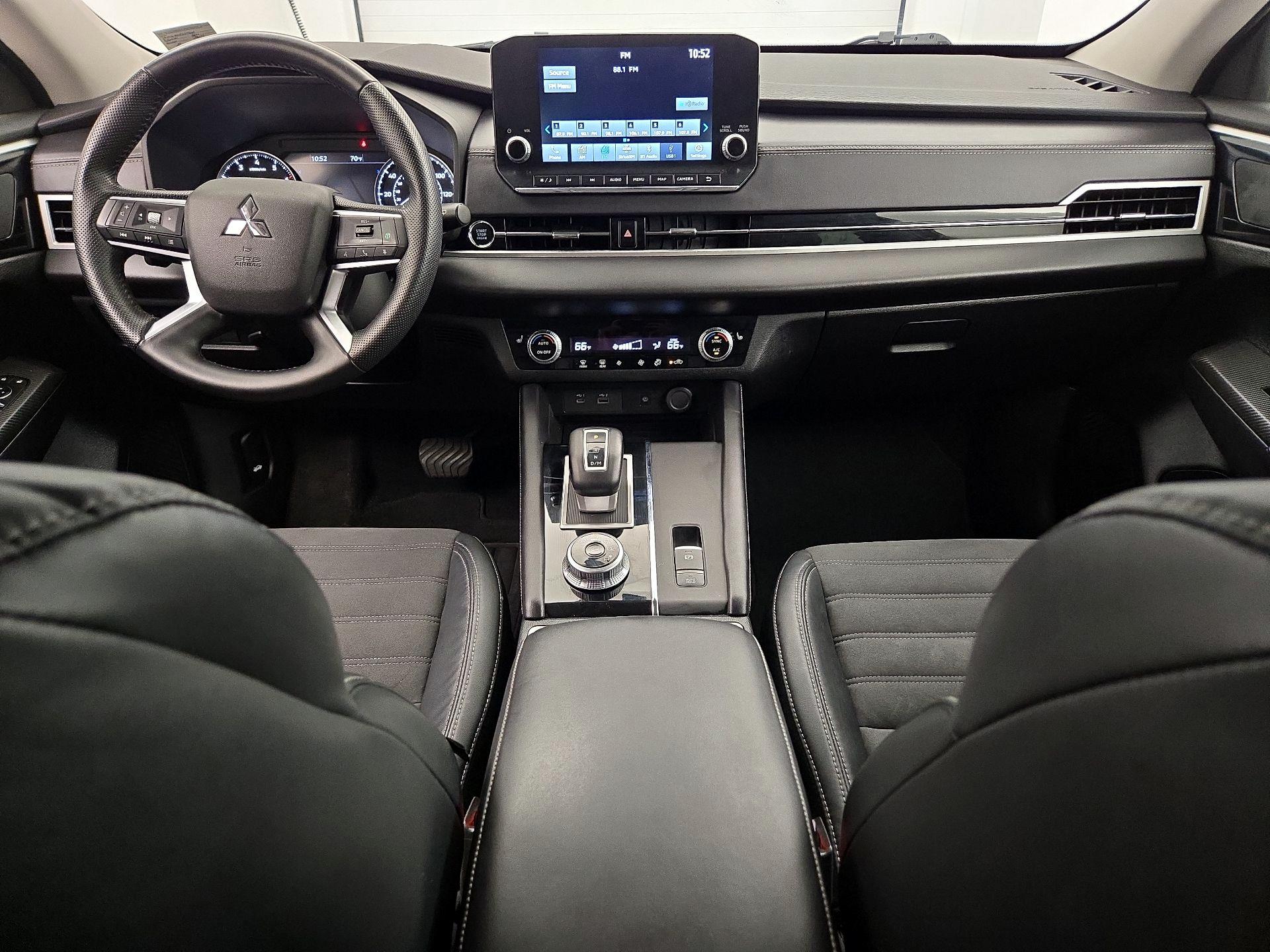 Thumbnail: 2023 Mitsubishi Outlander - 9