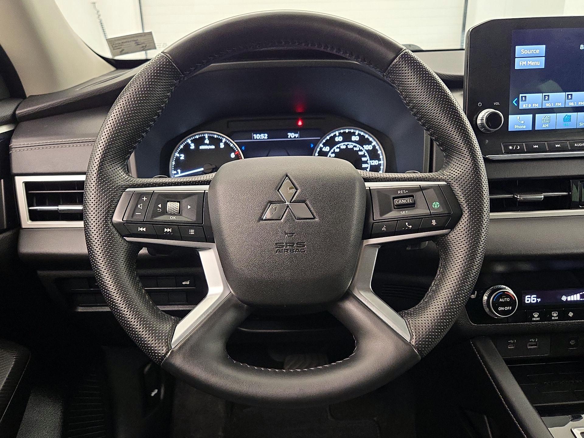 Thumbnail: 2023 Mitsubishi Outlander - 10
