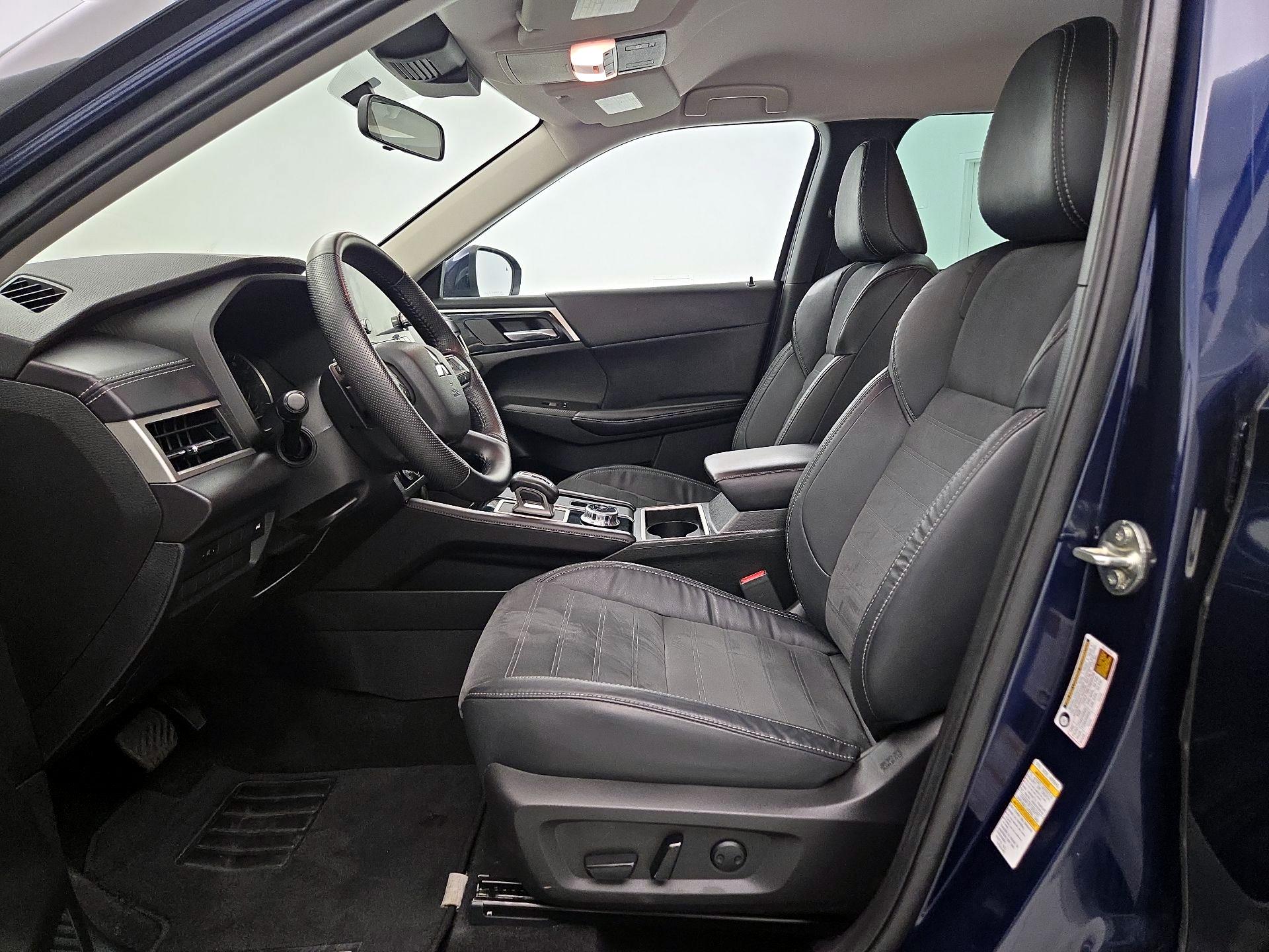 Thumbnail: 2023 Mitsubishi Outlander - 11