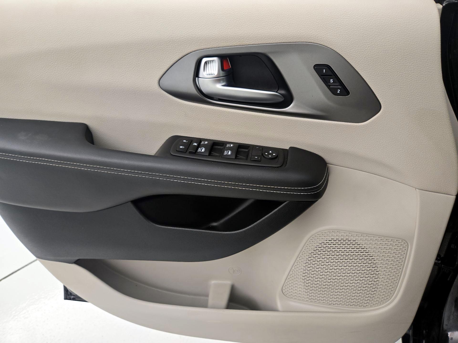 Thumbnail: 2023 Chrysler Pacifica - 12