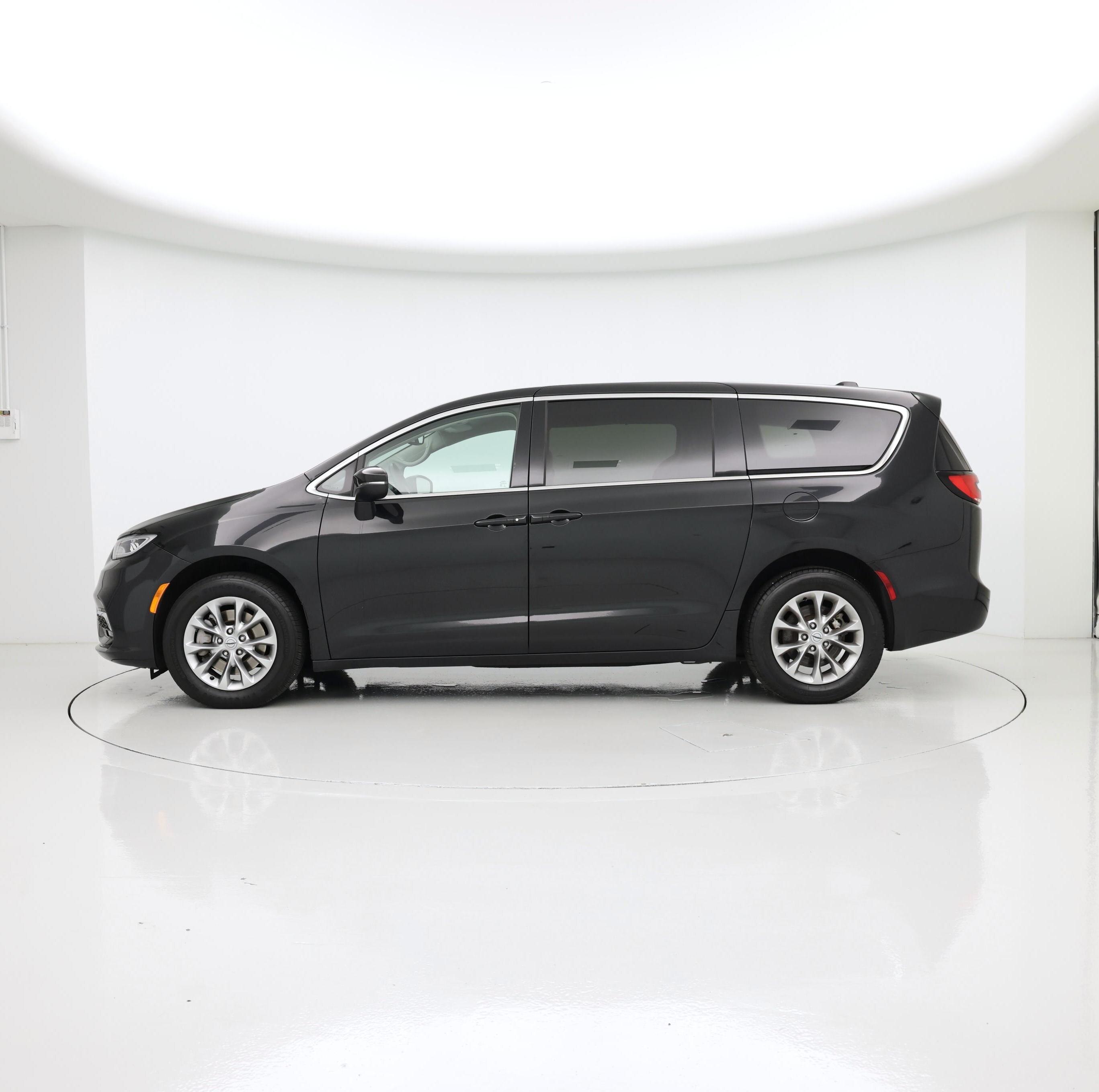 Thumbnail: 2023 Chrysler Pacifica - 3