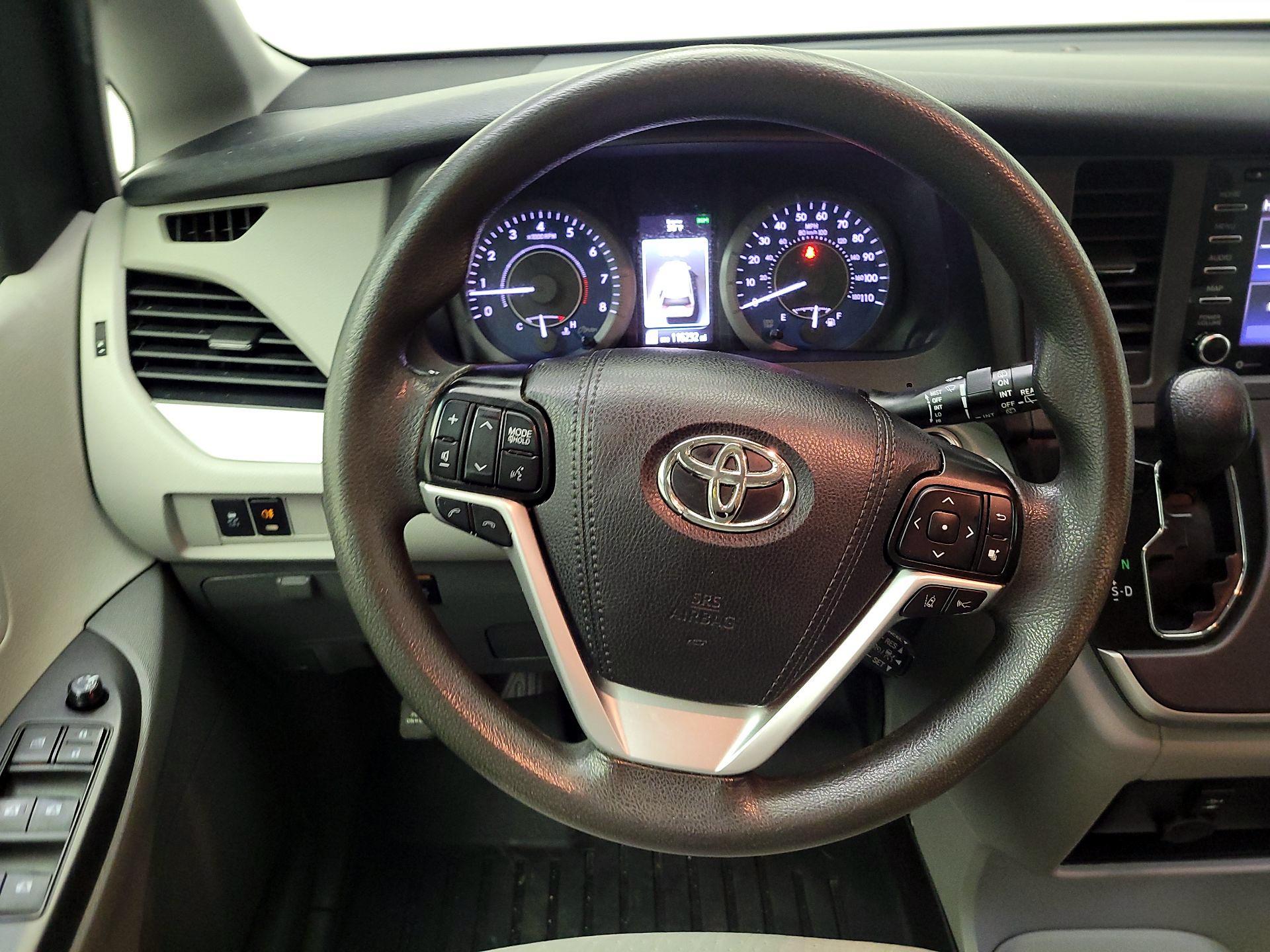 Thumbnail: 2020 Toyota Sienna - 10