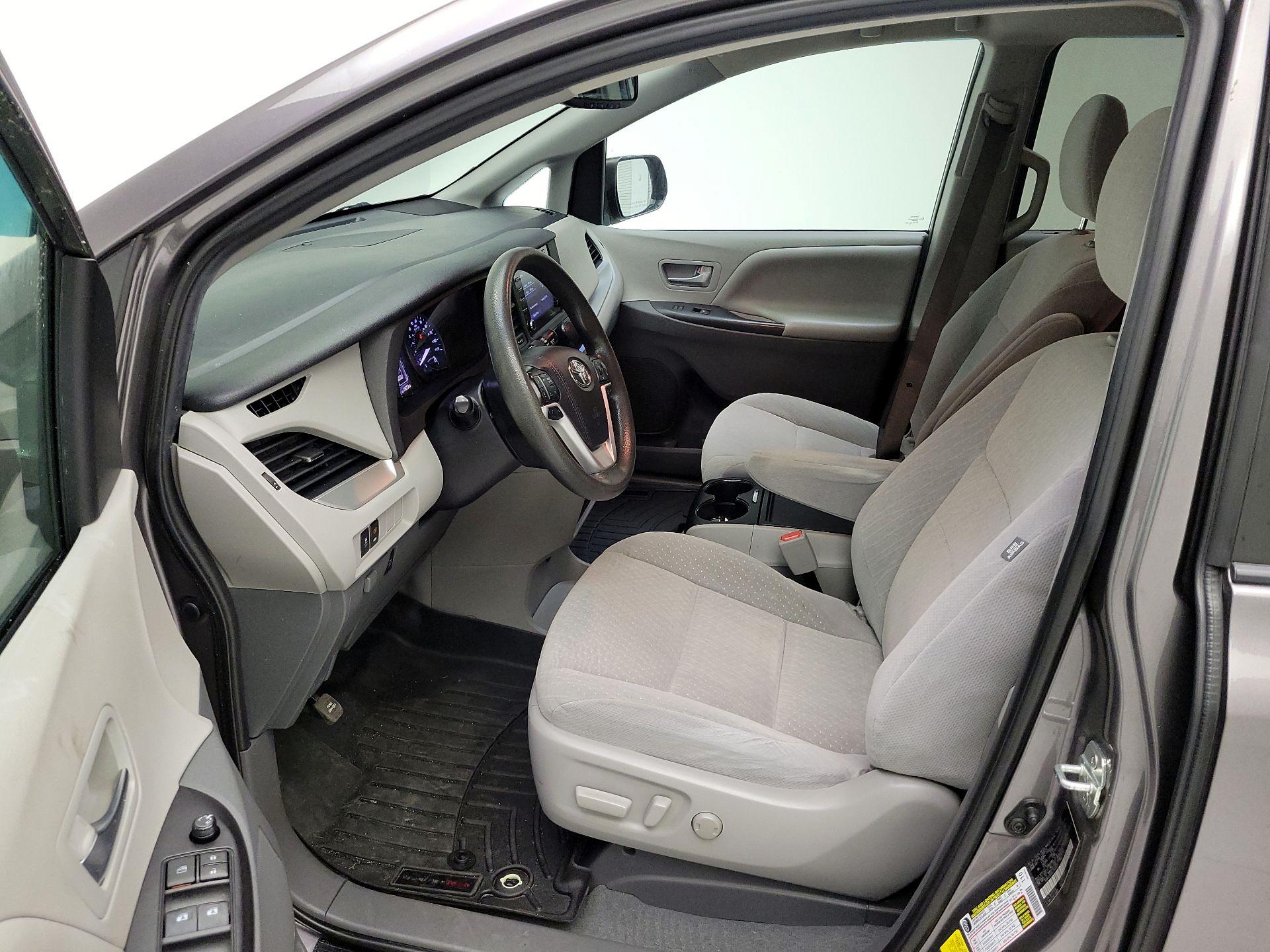 Thumbnail: 2020 Toyota Sienna - 11