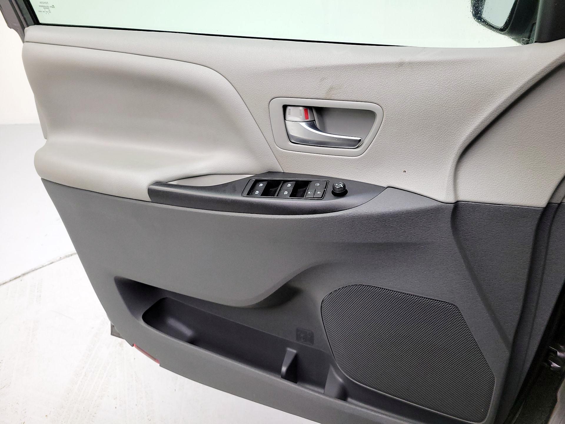 Thumbnail: 2020 Toyota Sienna - 12