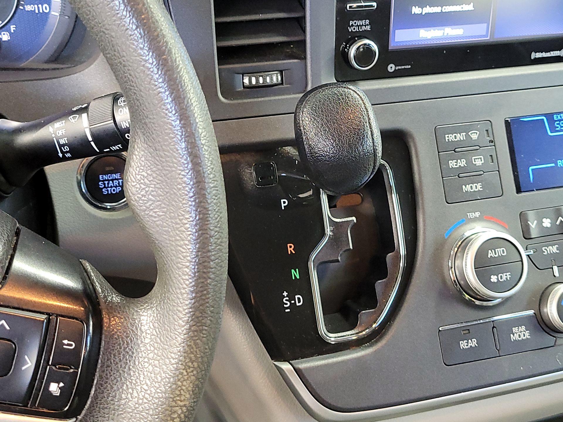 Thumbnail: 2020 Toyota Sienna - 17