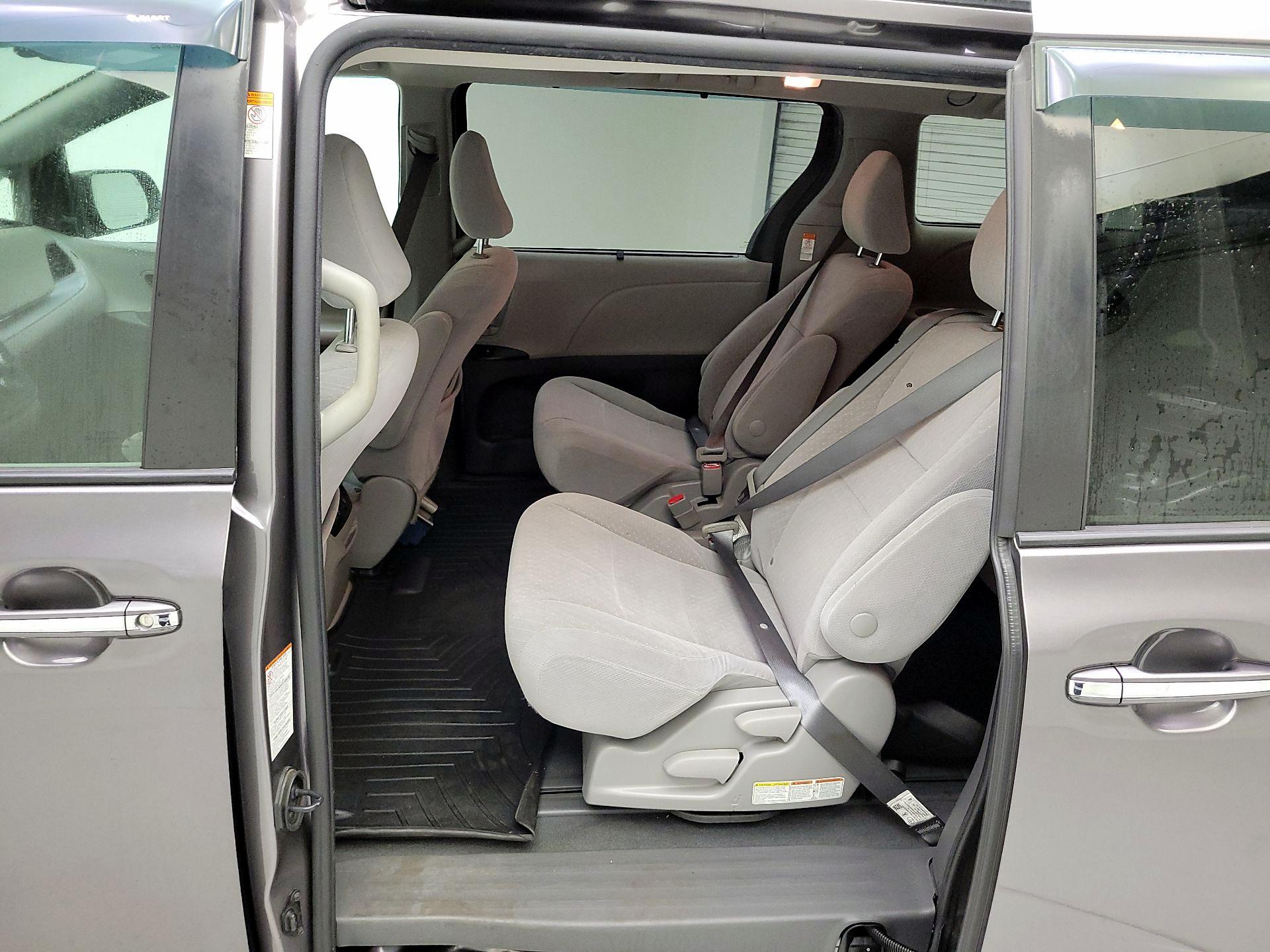Thumbnail: 2020 Toyota Sienna - 19