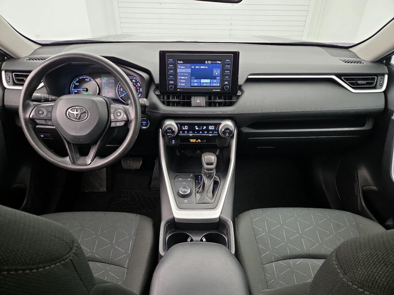 2021 Toyota RAV4 XLE - Photo 10