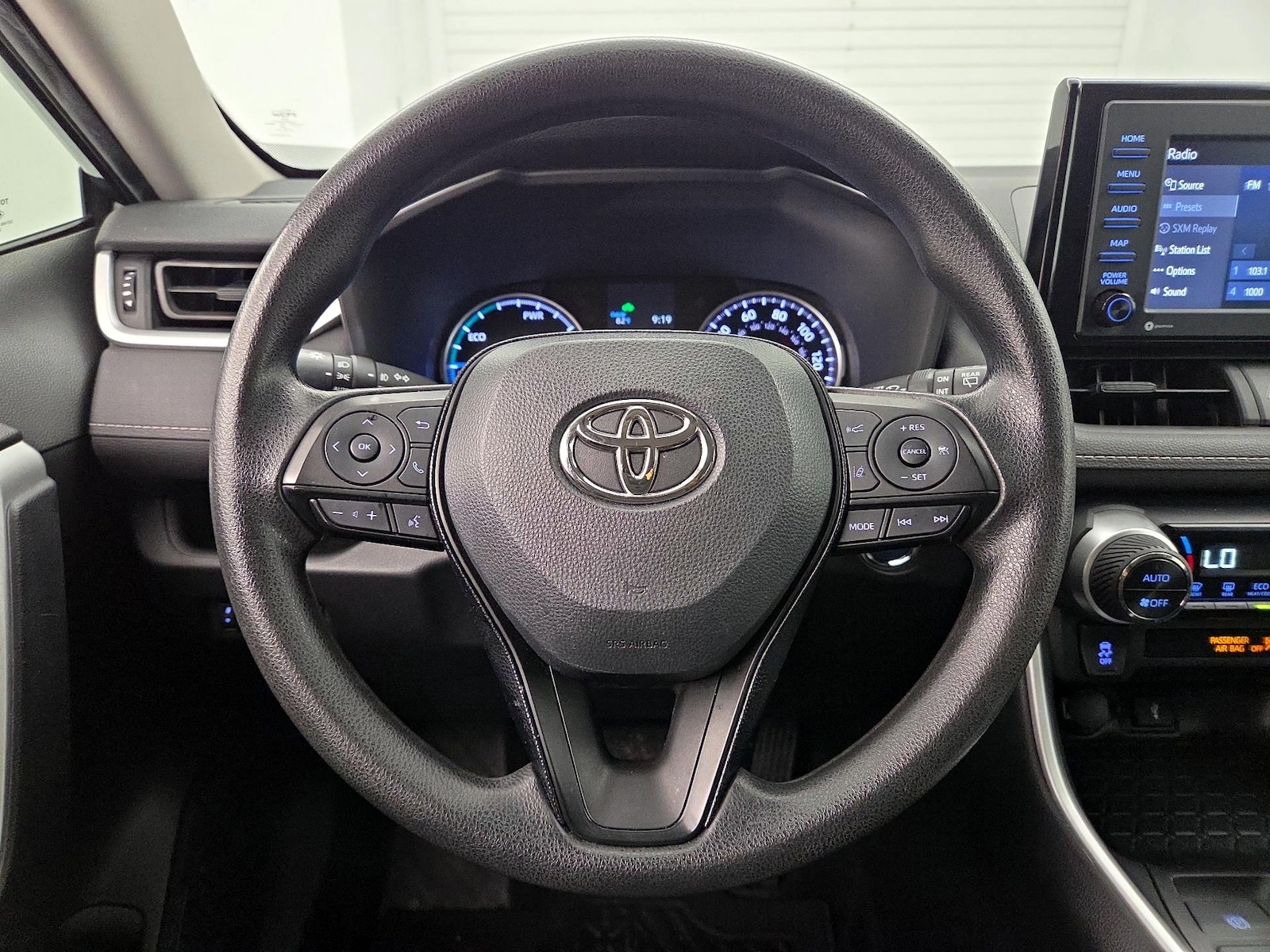 2021 Toyota RAV4 XLE - Photo 11