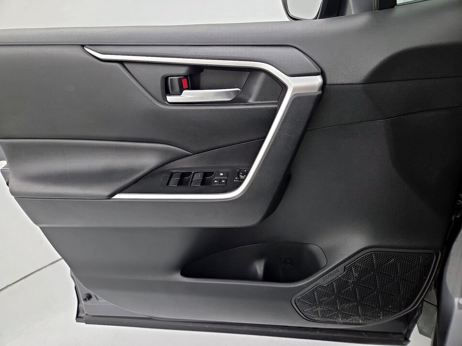 2021 Toyota RAV4 XLE - Photo 13