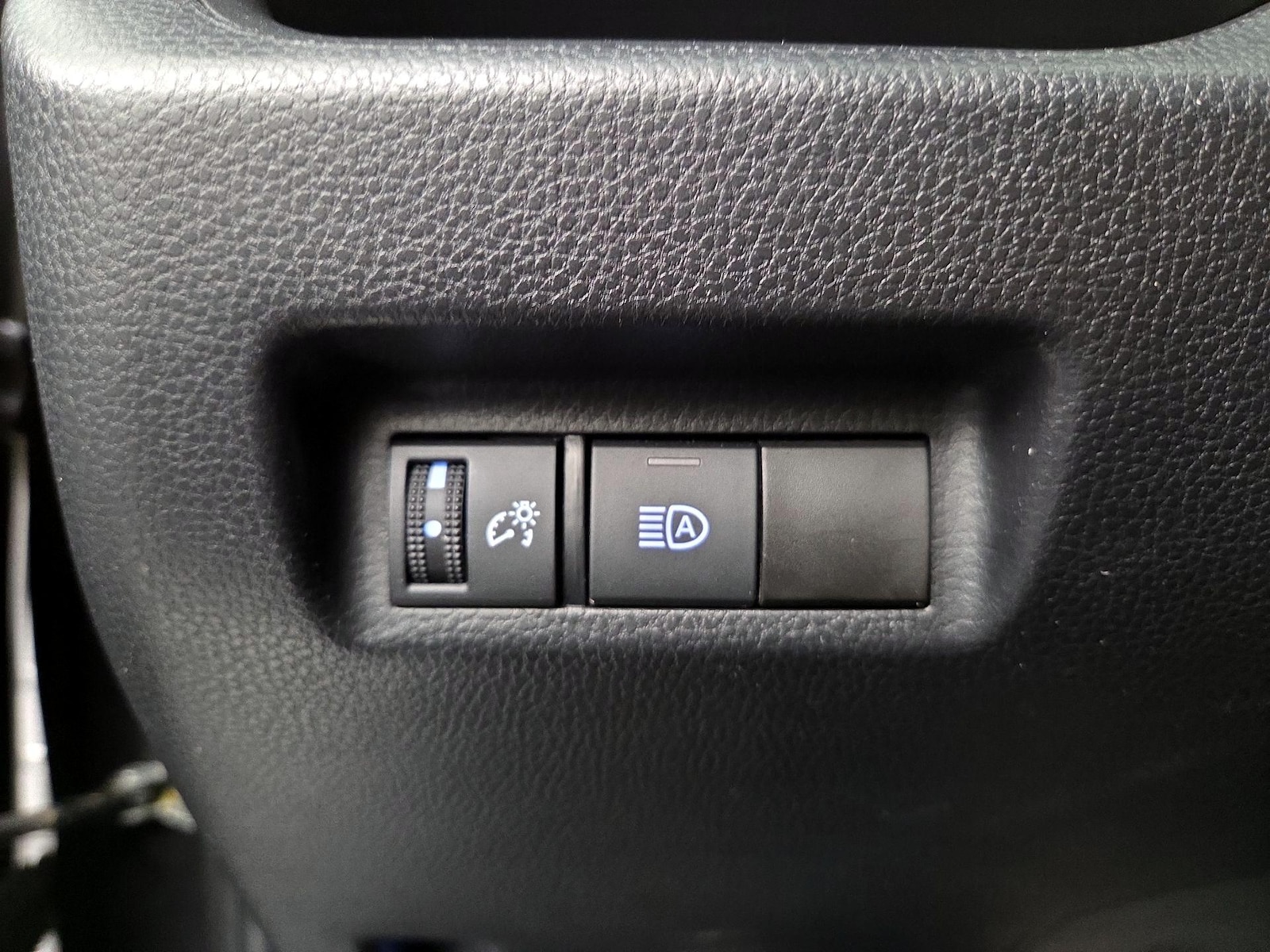 2021 Toyota RAV4 XLE - Photo 14