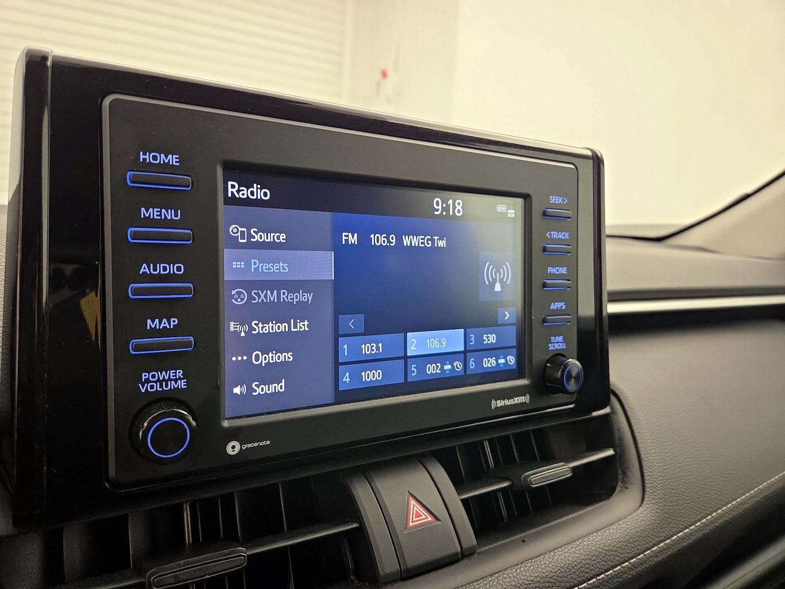 2021 Toyota RAV4 XLE - Photo 16