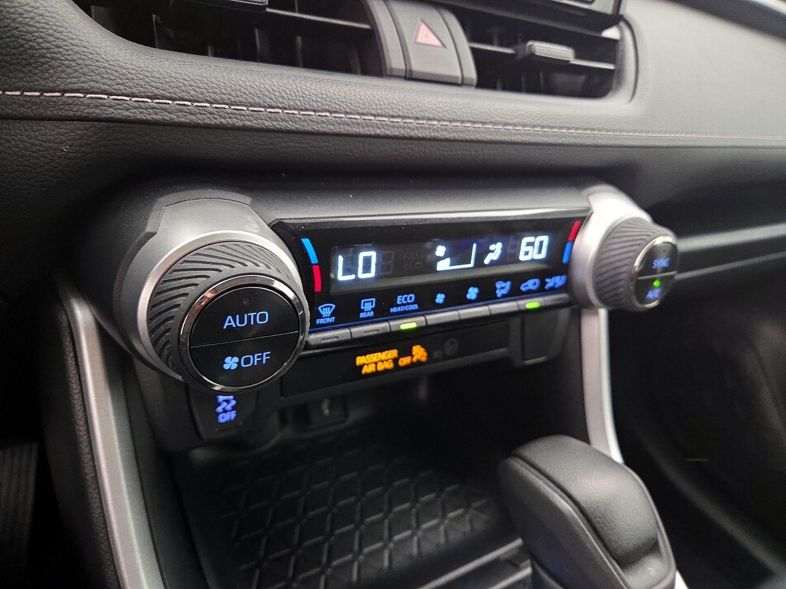 2021 Toyota RAV4 XLE - Photo 17