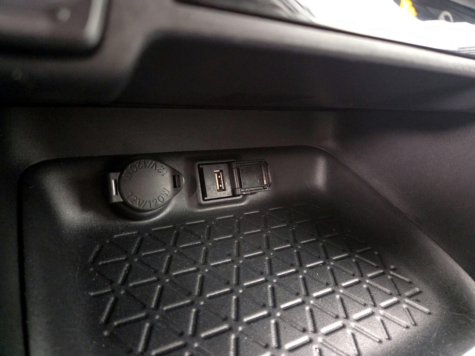 2021 Toyota RAV4 XLE - Photo 19