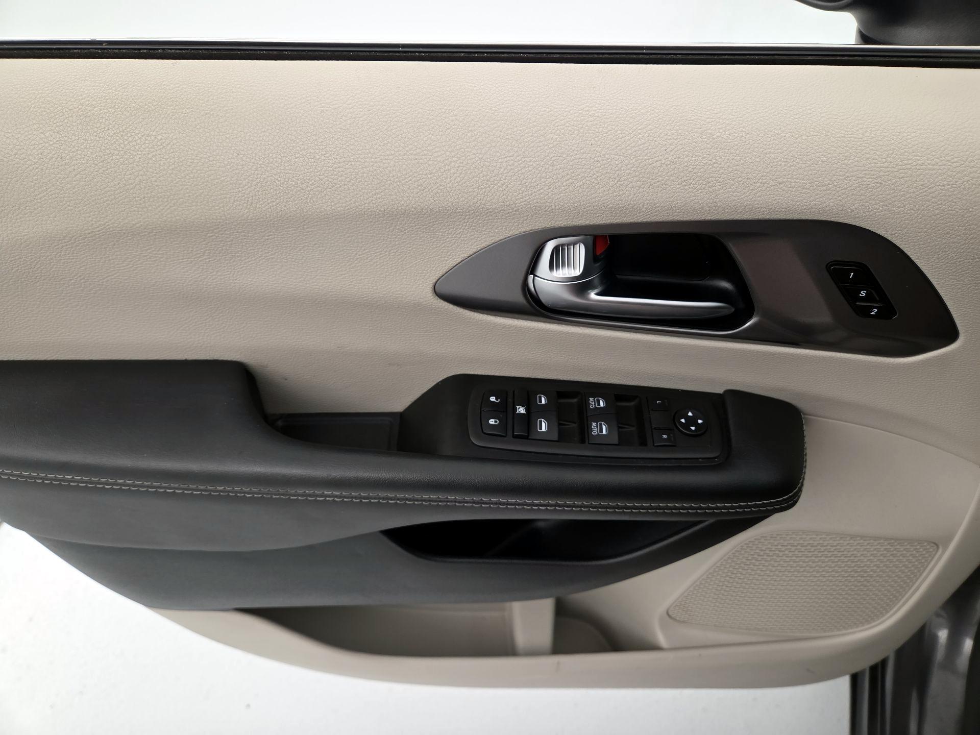 Thumbnail: 2023 Chrysler Pacifica - 12