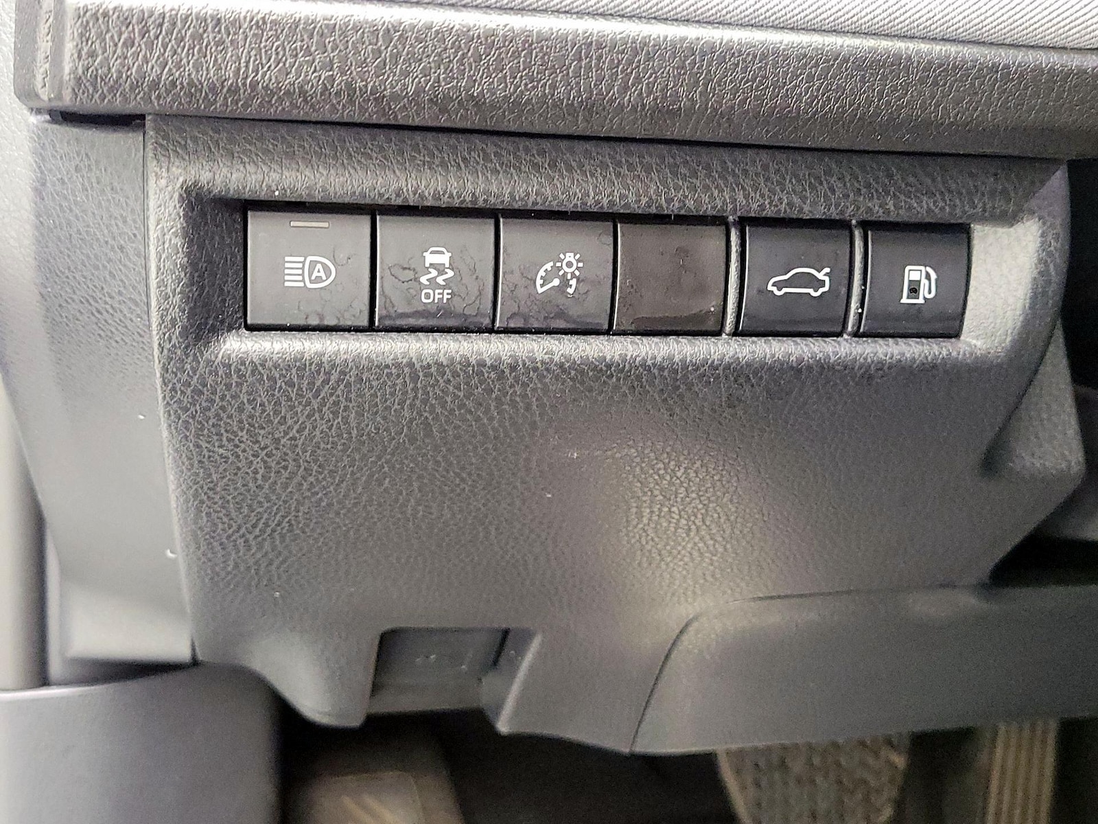 2025 Toyota Camry LE - Photo 14