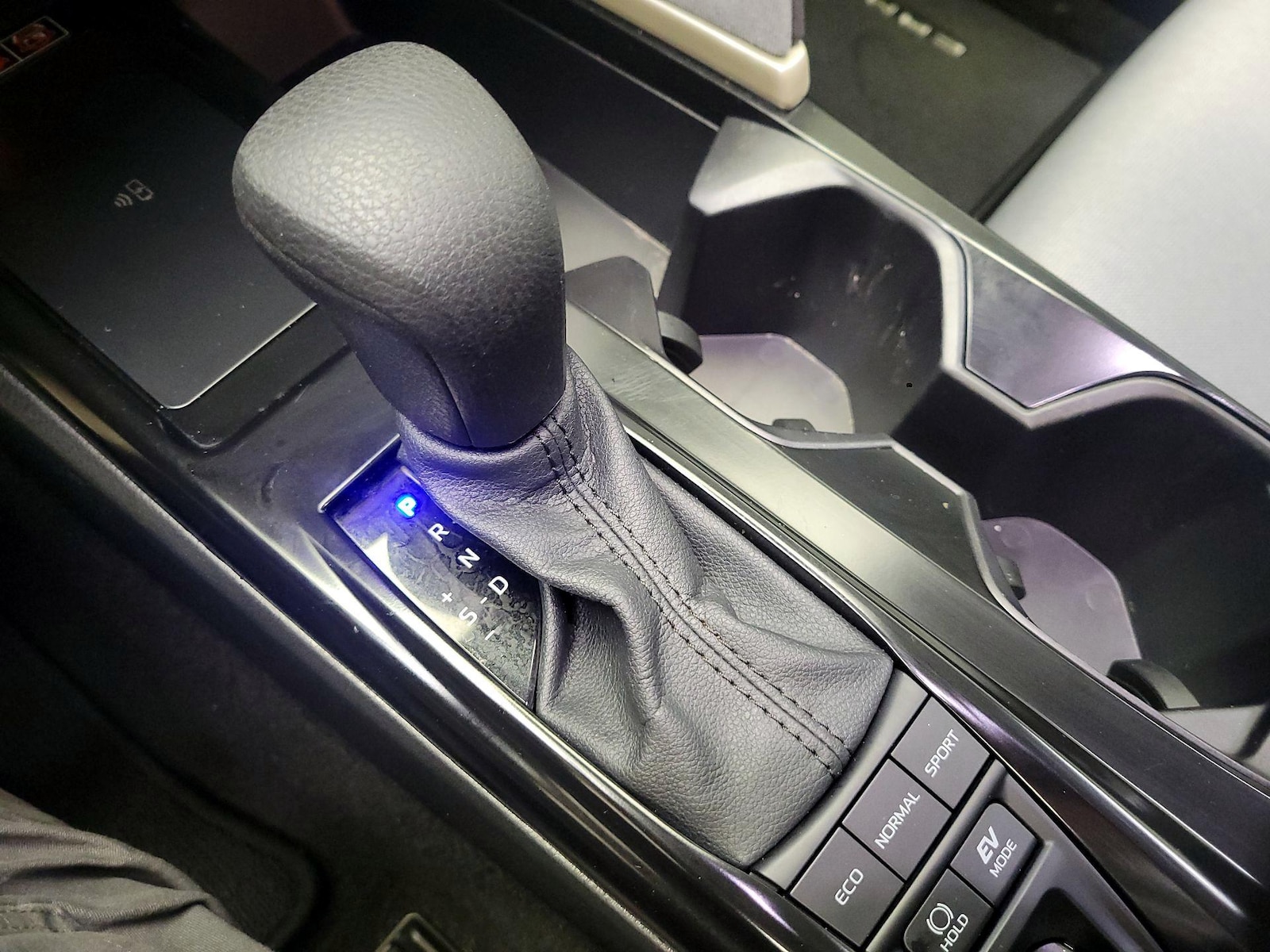 2025 Toyota Camry LE - Photo 18