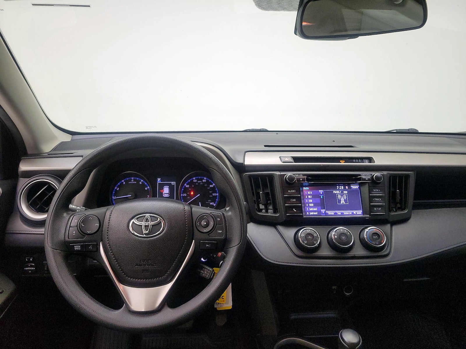 2017 Toyota RAV4 LE - Photo 10