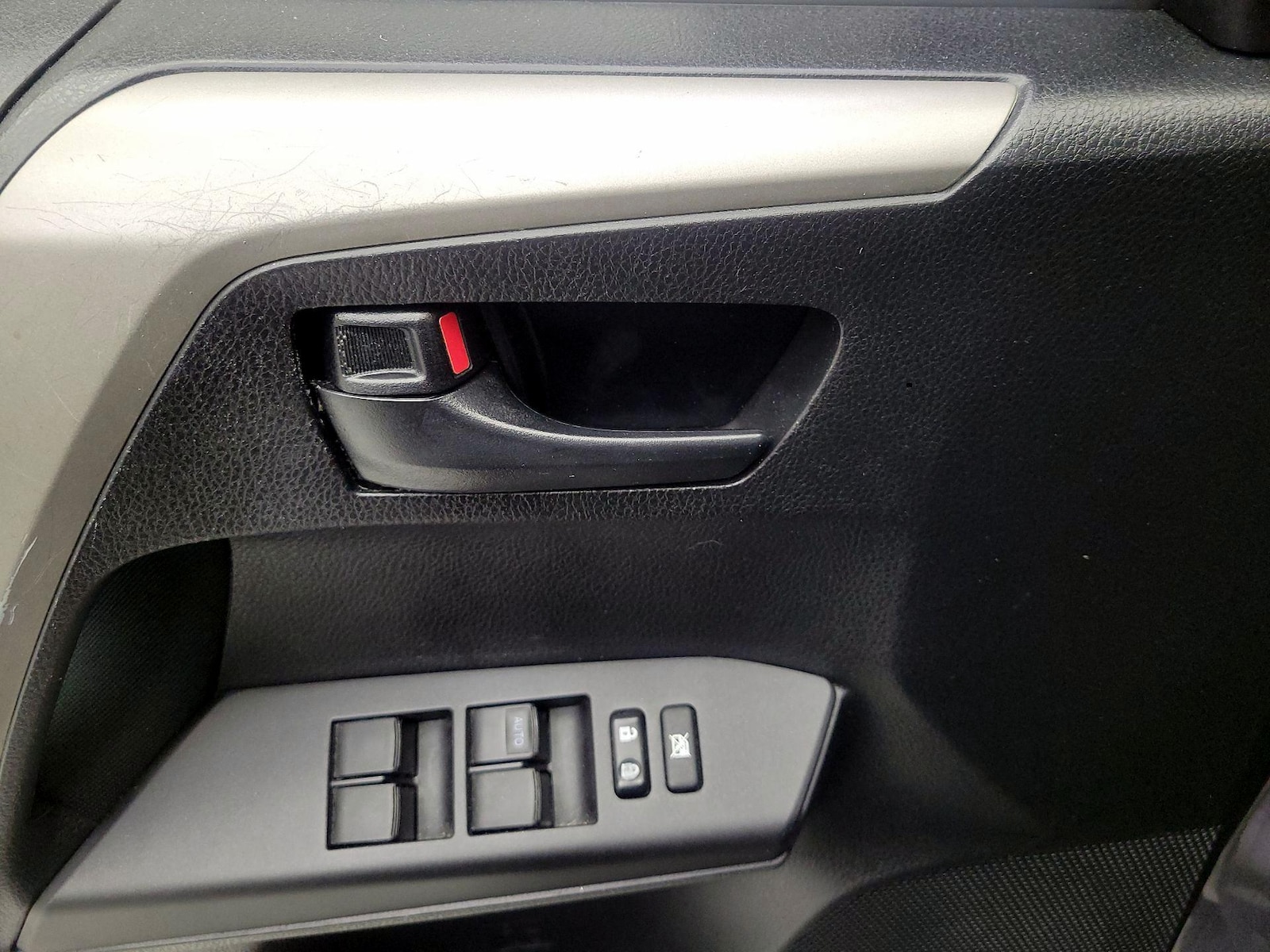 2017 Toyota RAV4 LE - Photo 13