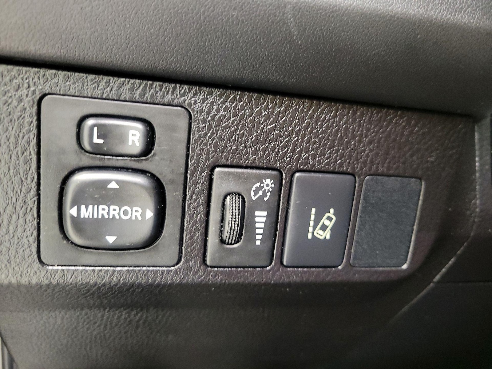 2017 Toyota RAV4 LE - Photo 14