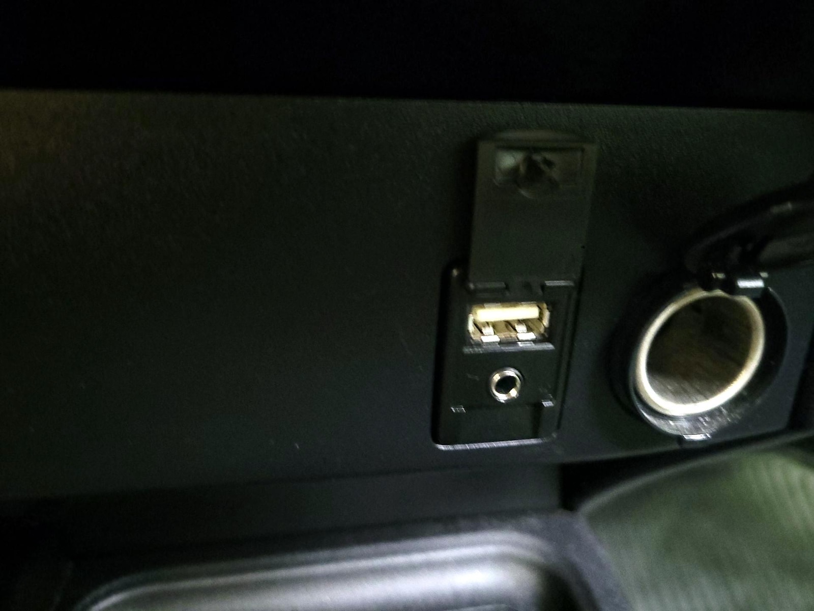 2017 Toyota RAV4 LE - Photo 19