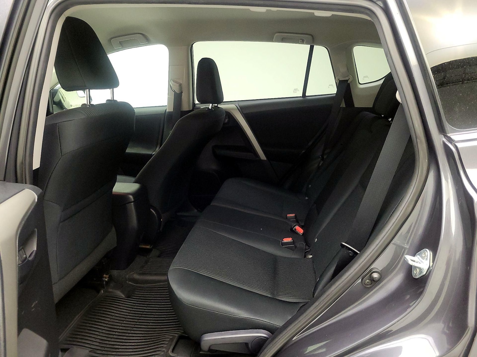 2017 Toyota RAV4 LE - Photo 20