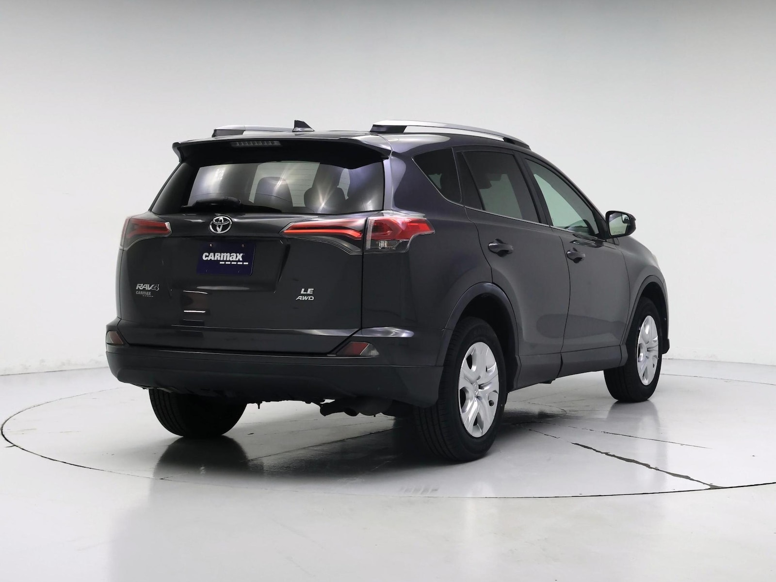 2017 Toyota RAV4 LE - Photo 9