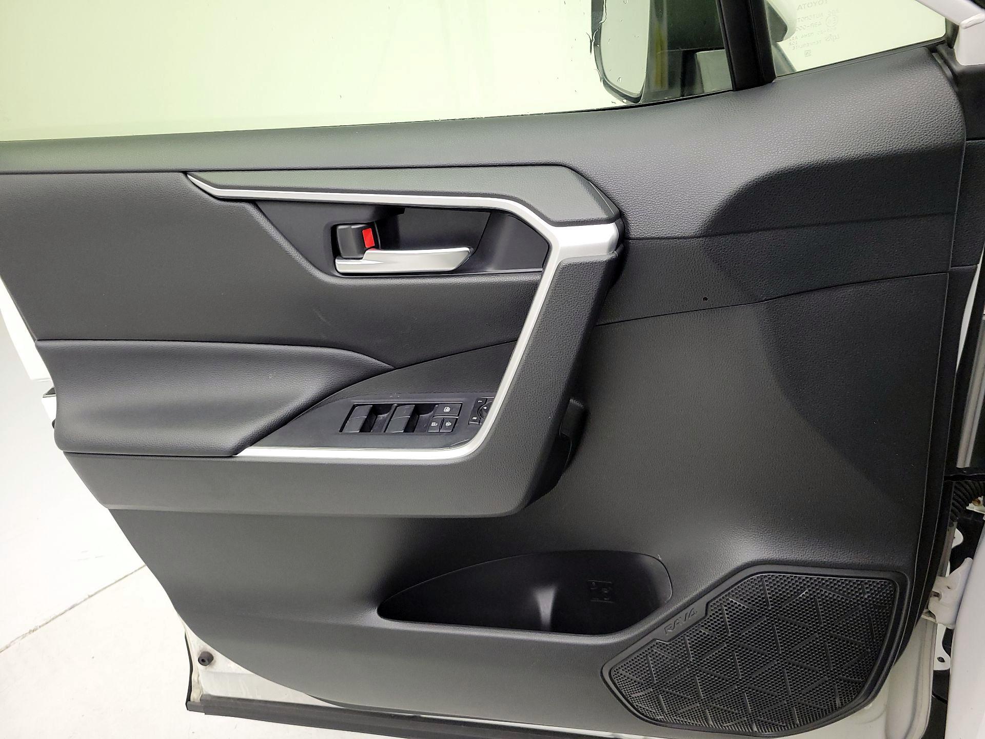 Thumbnail: 2020 Toyota RAV4 - 12