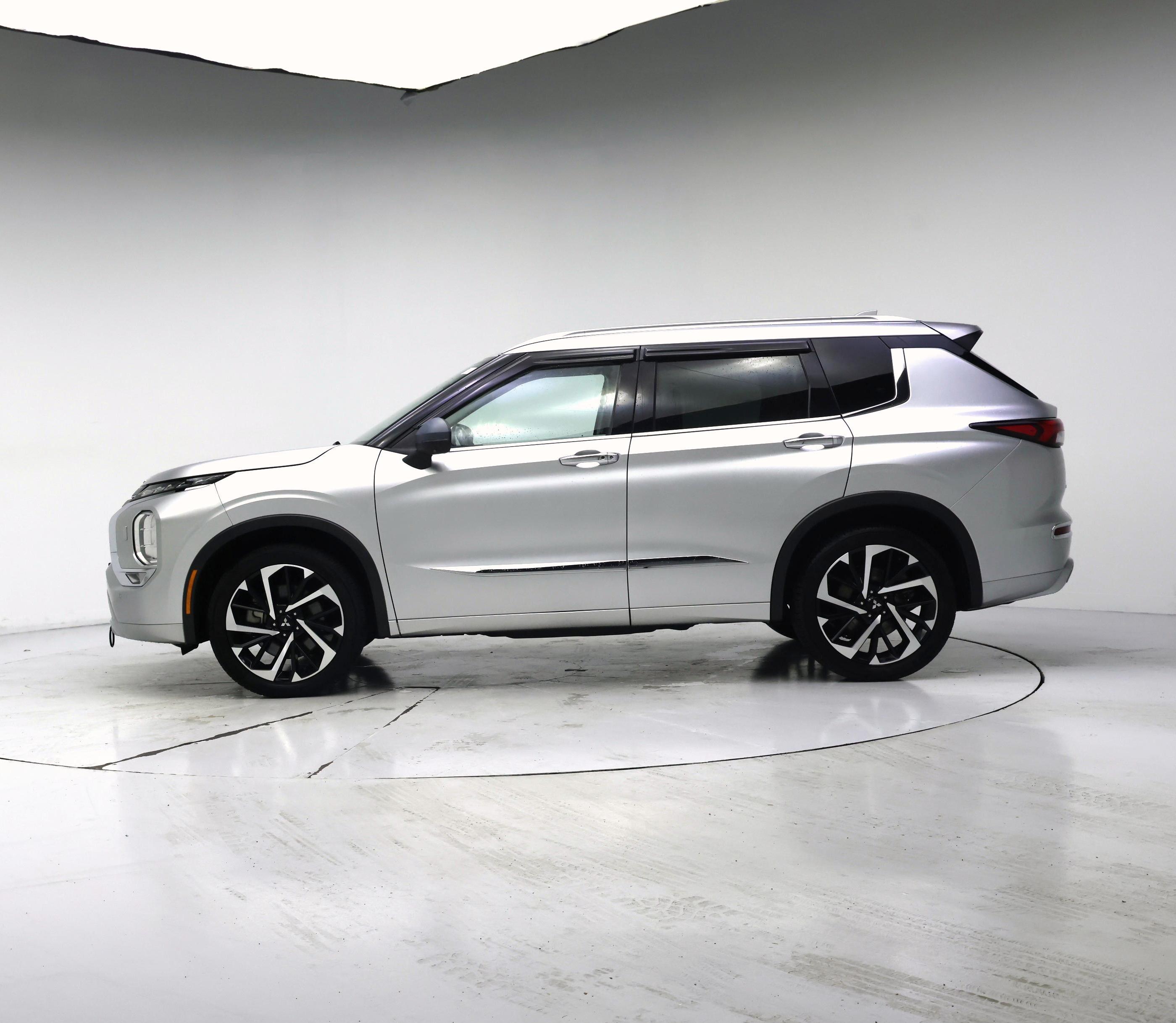 Thumbnail: 2022 Mitsubishi Outlander - 3