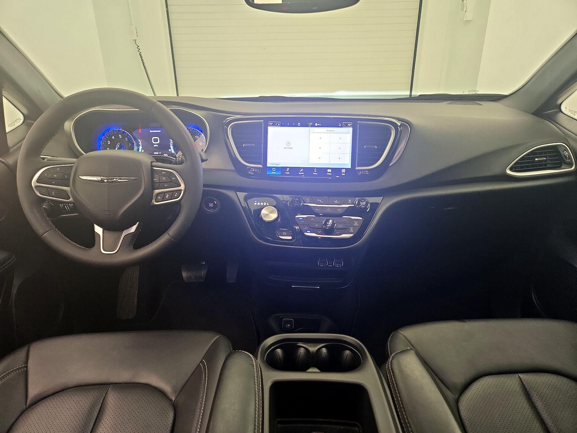 Thumbnail: 2025 Chrysler Pacifica - 9