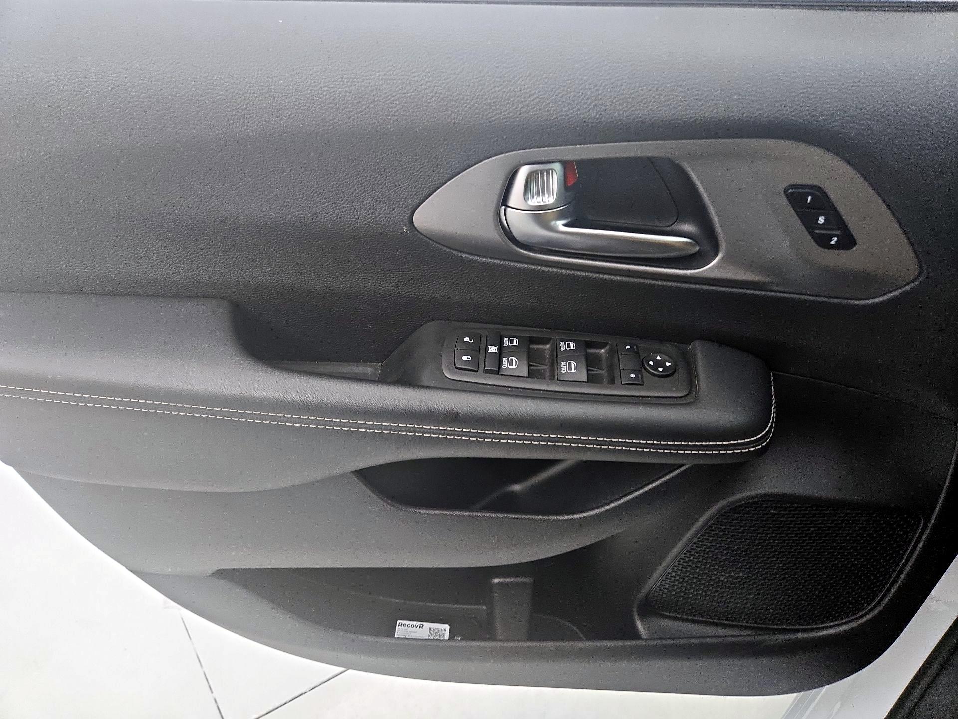 Thumbnail: 2025 Chrysler Pacifica - 12