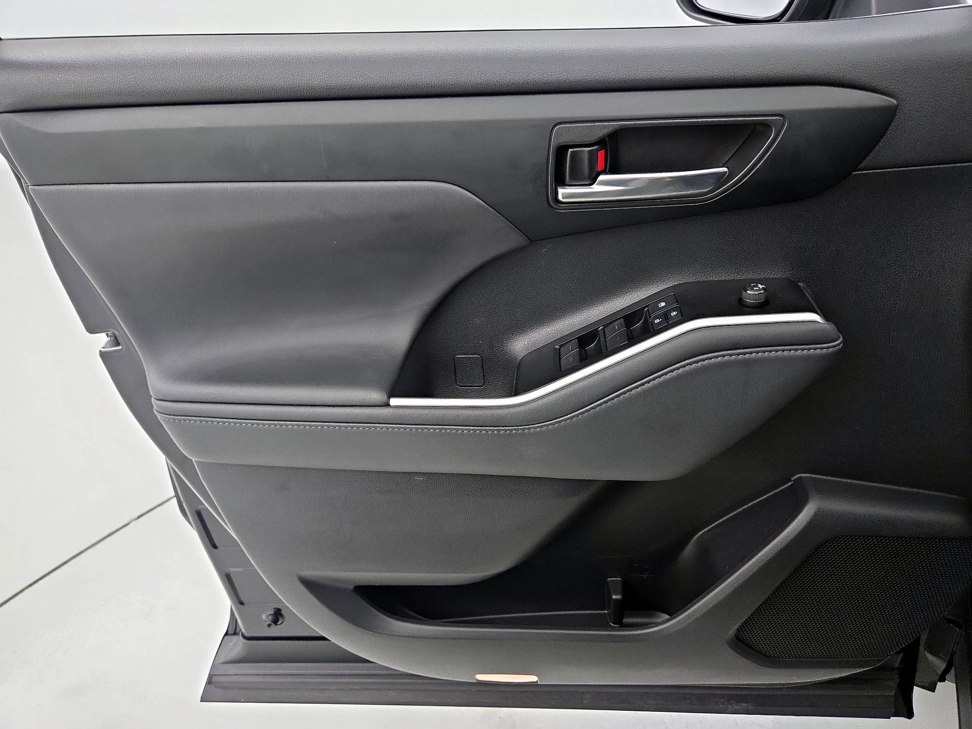 Thumbnail: 2022 Toyota Highlander - 12