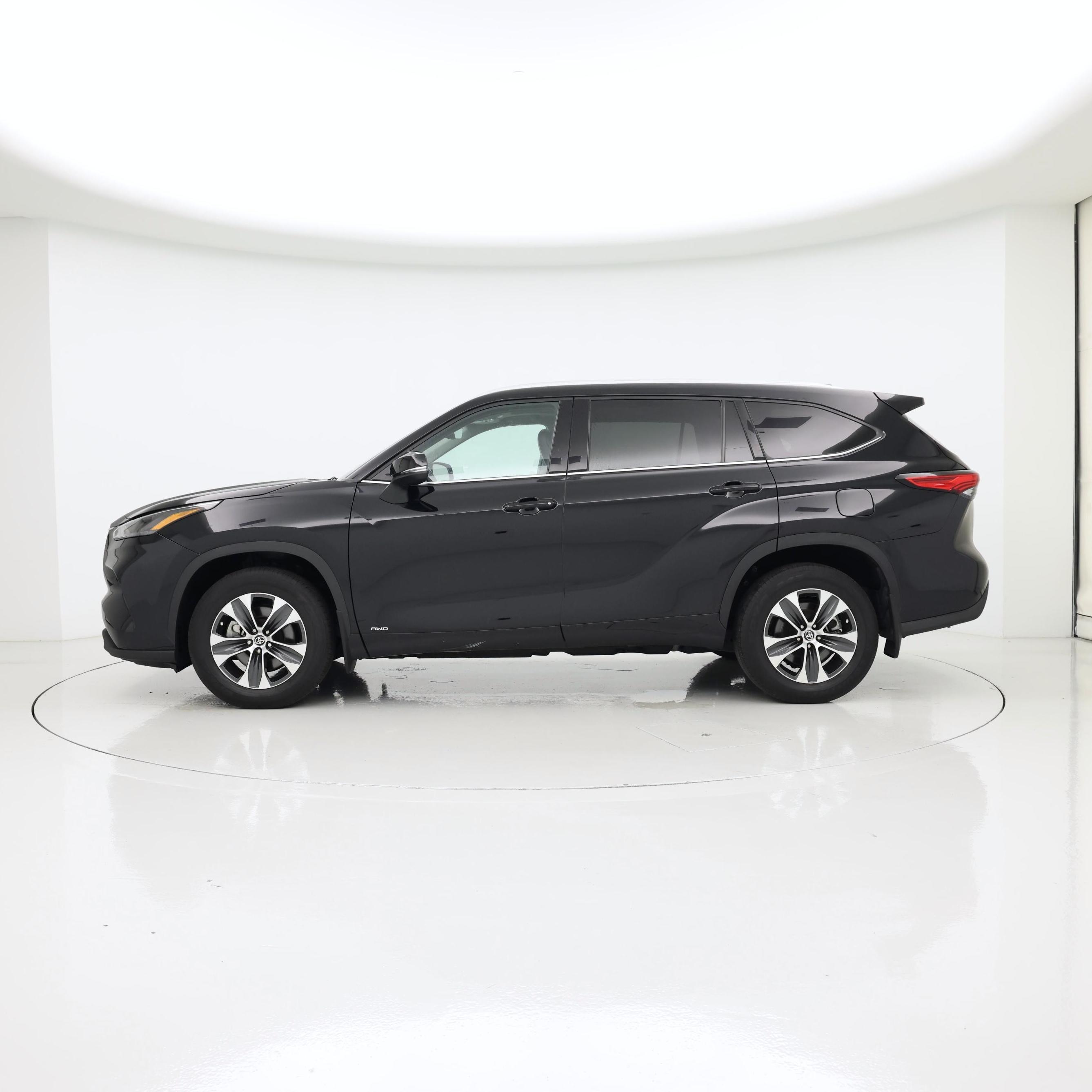 Thumbnail: 2022 Toyota Highlander - 3