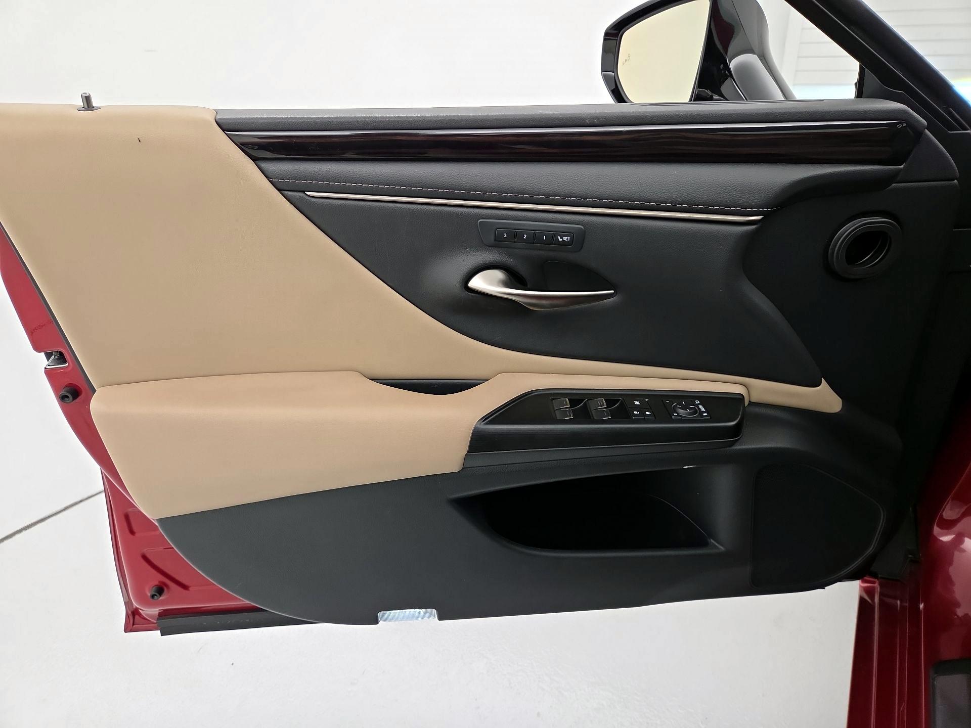 Thumbnail: 2021 Lexus ES - 12