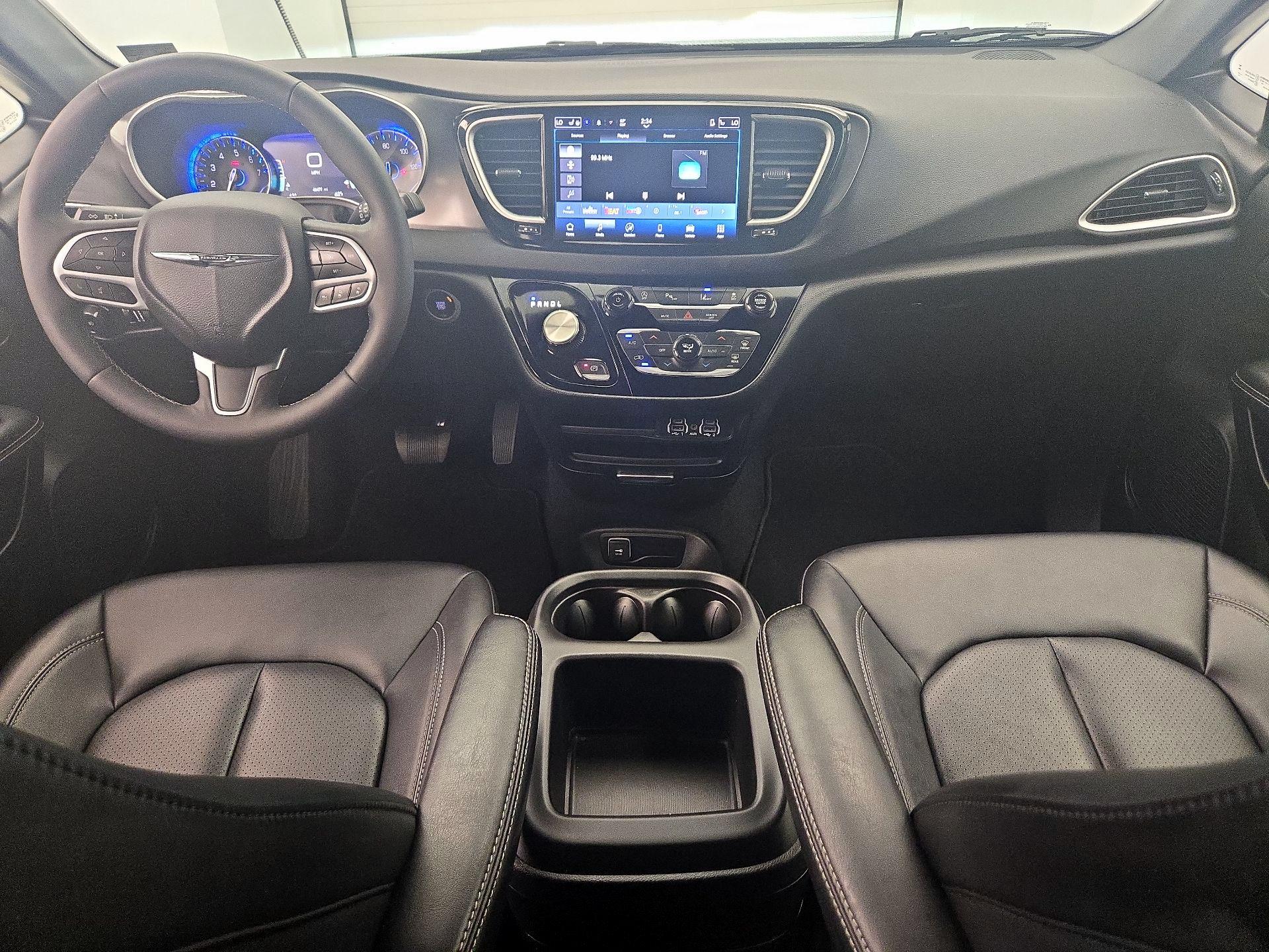 Thumbnail: 2025 Chrysler Pacifica - 9