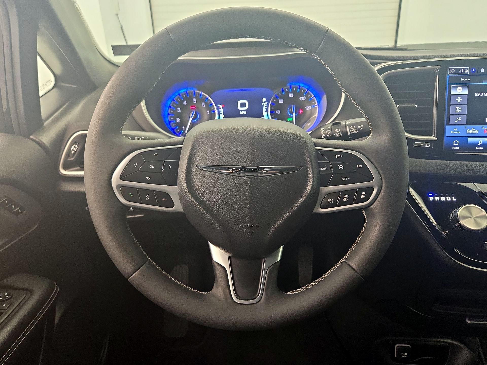 Thumbnail: 2025 Chrysler Pacifica - 10