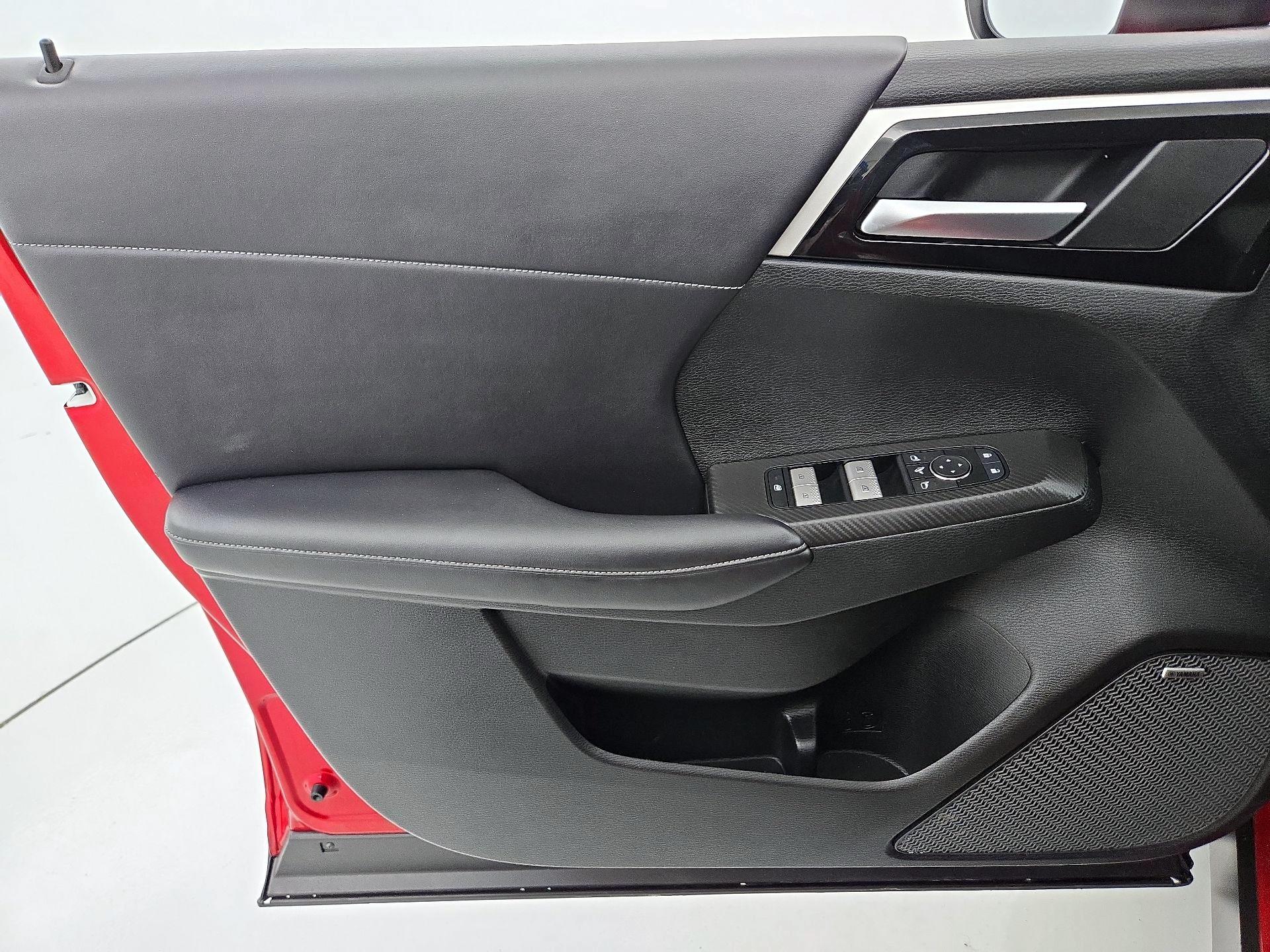 Thumbnail: 2025 Mitsubishi Outlander - 12