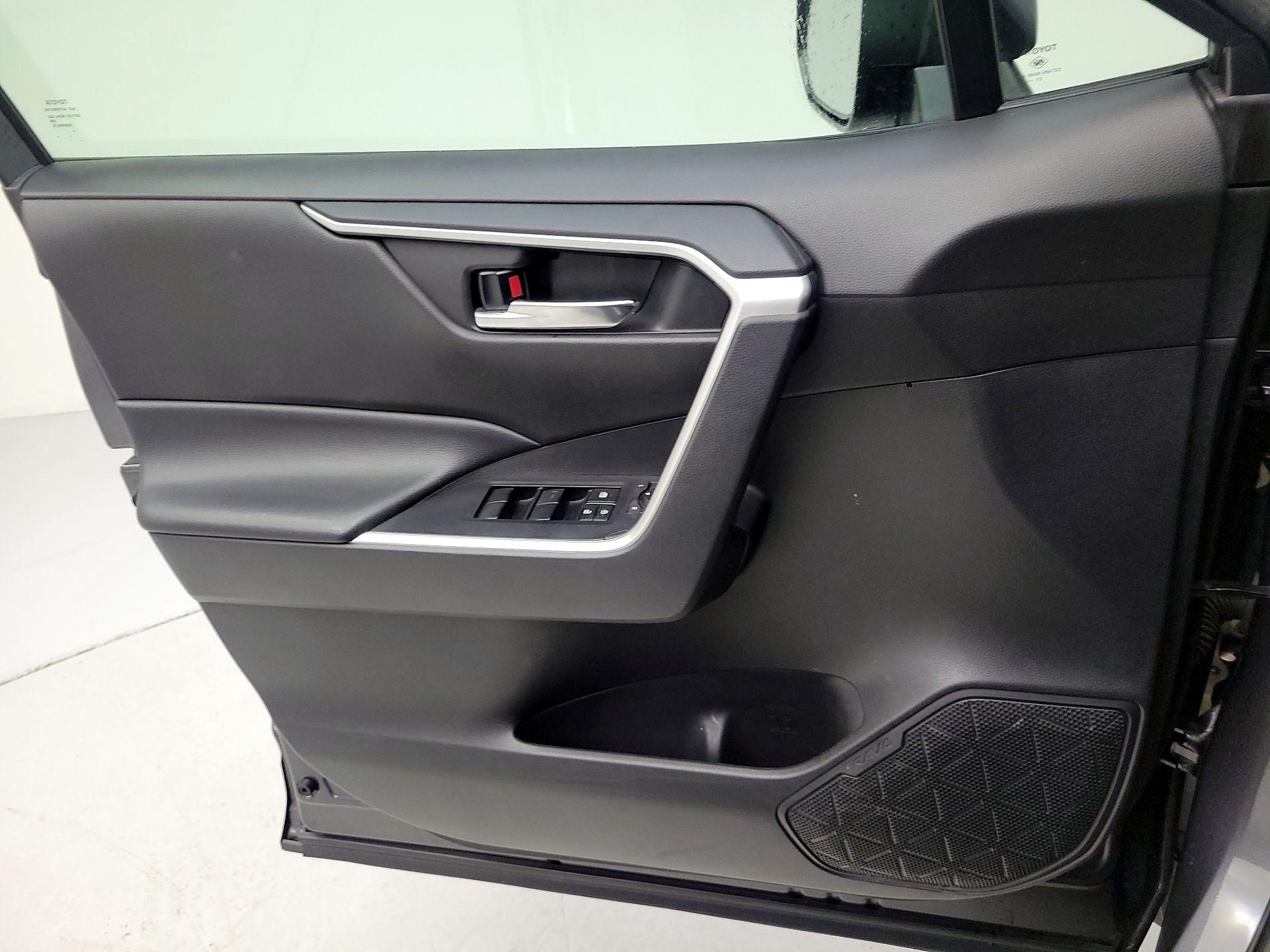 Thumbnail: 2021 Toyota RAV4 - 12