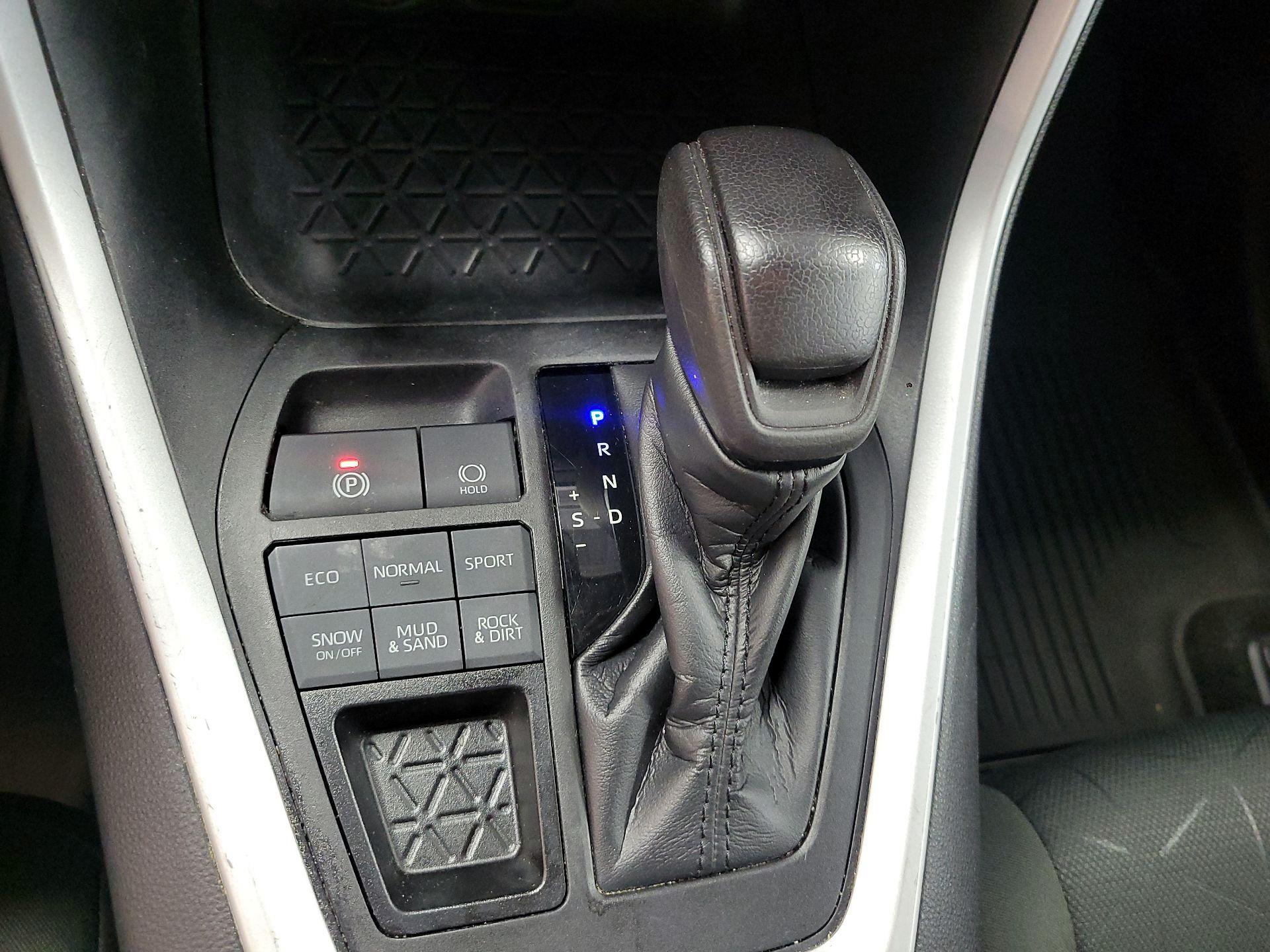 Thumbnail: 2021 Toyota RAV4 - 17