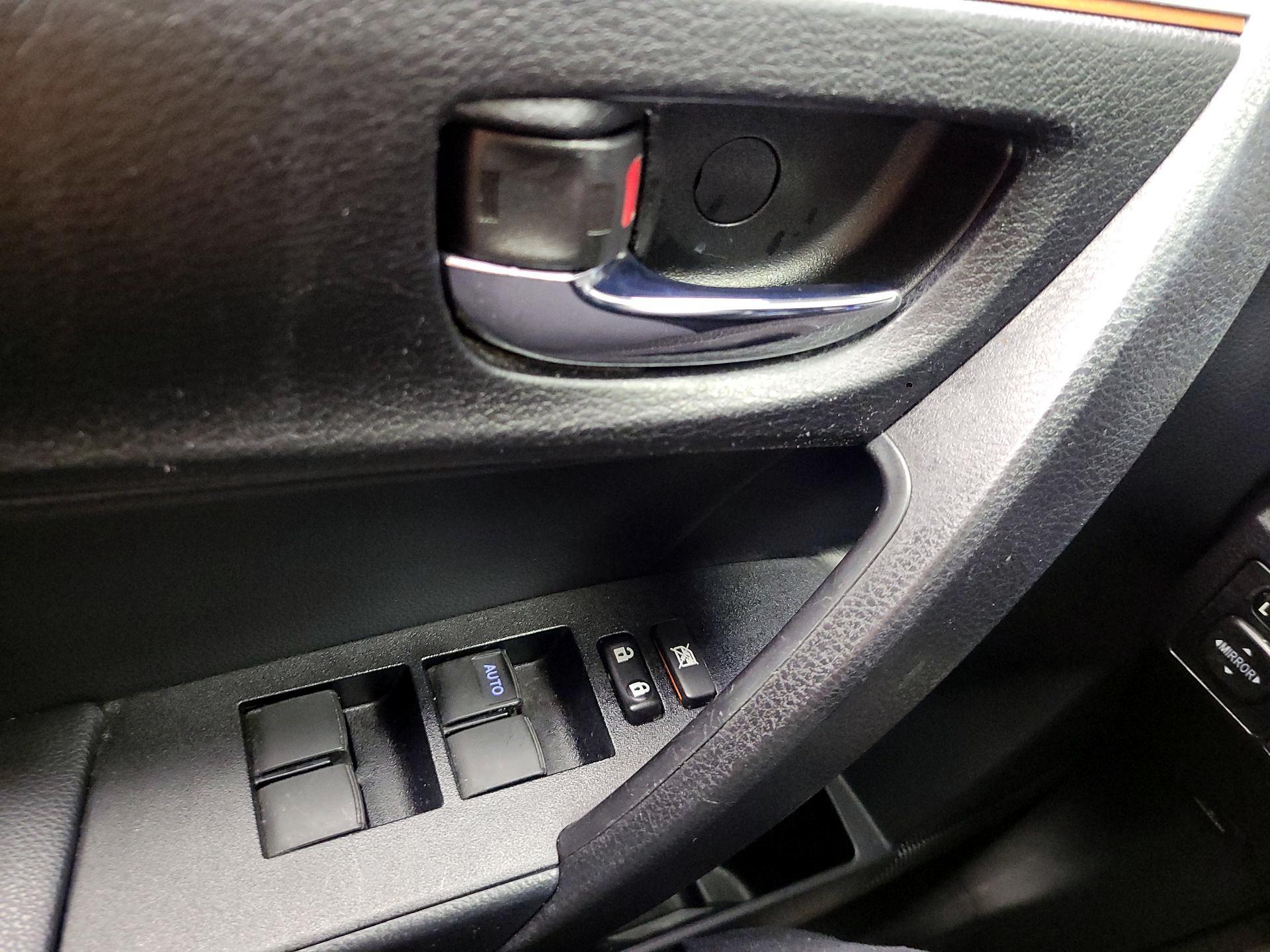 Thumbnail: 2015 Toyota Corolla - 12