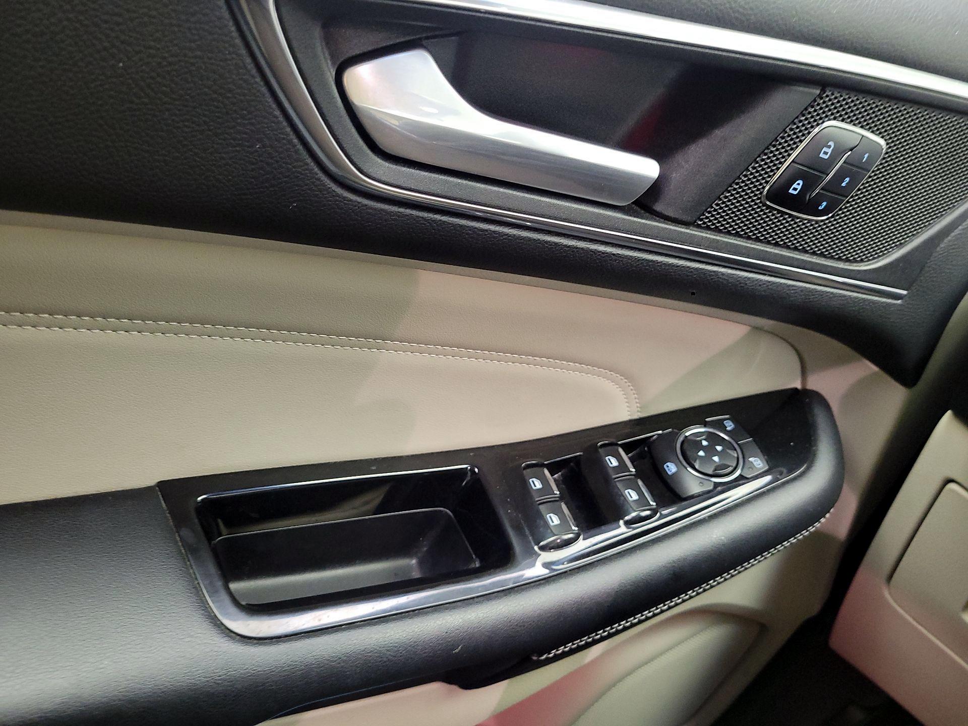 Thumbnail: 2016 Ford Edge - 12