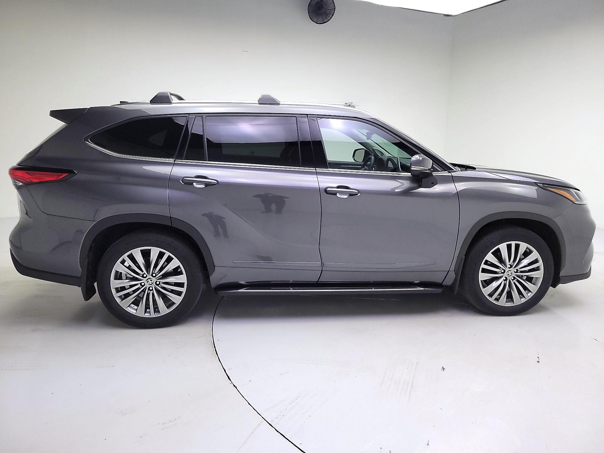 Thumbnail: 2022 Toyota Highlander - 4